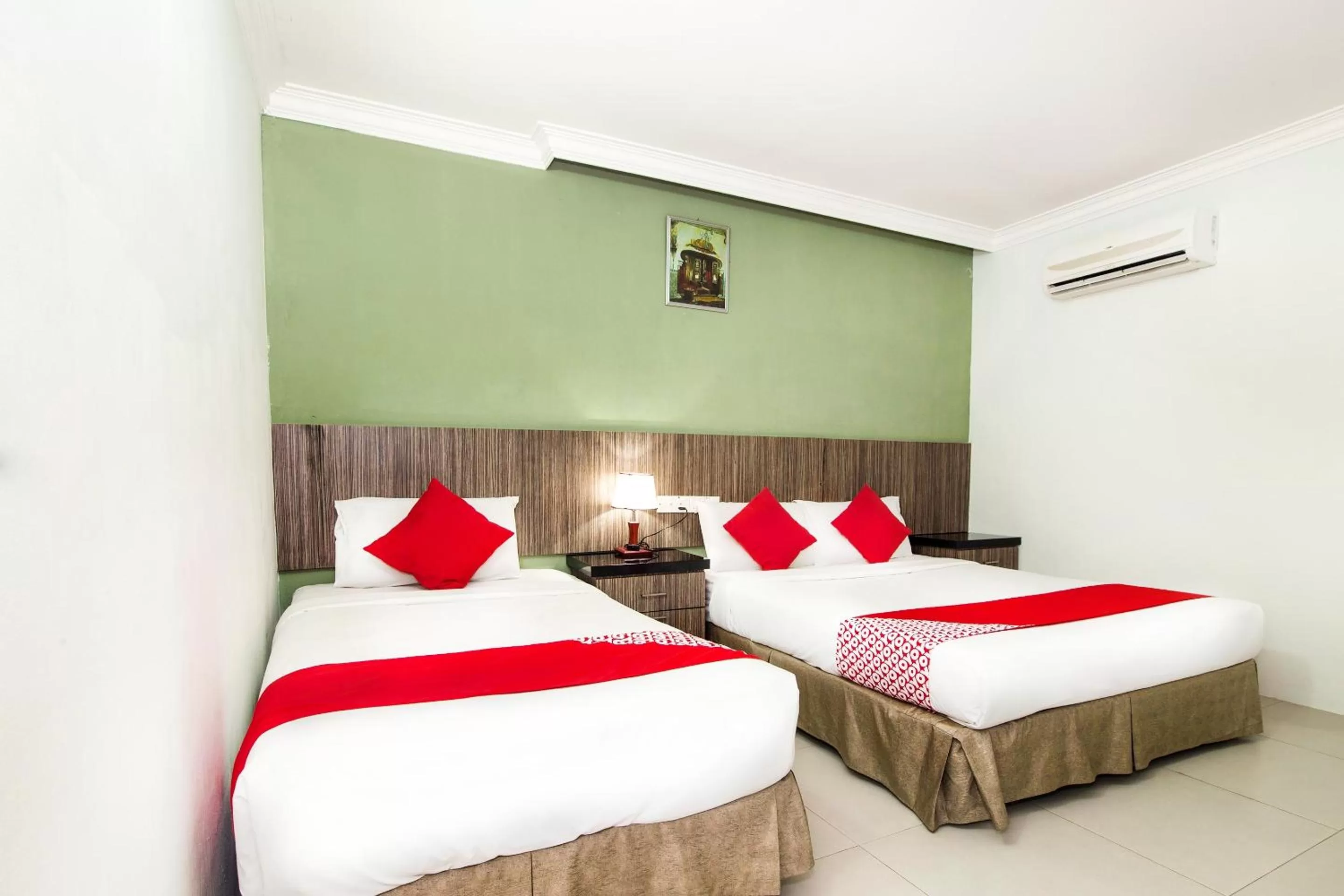 Bedroom, Bed in Crystal City Hotel