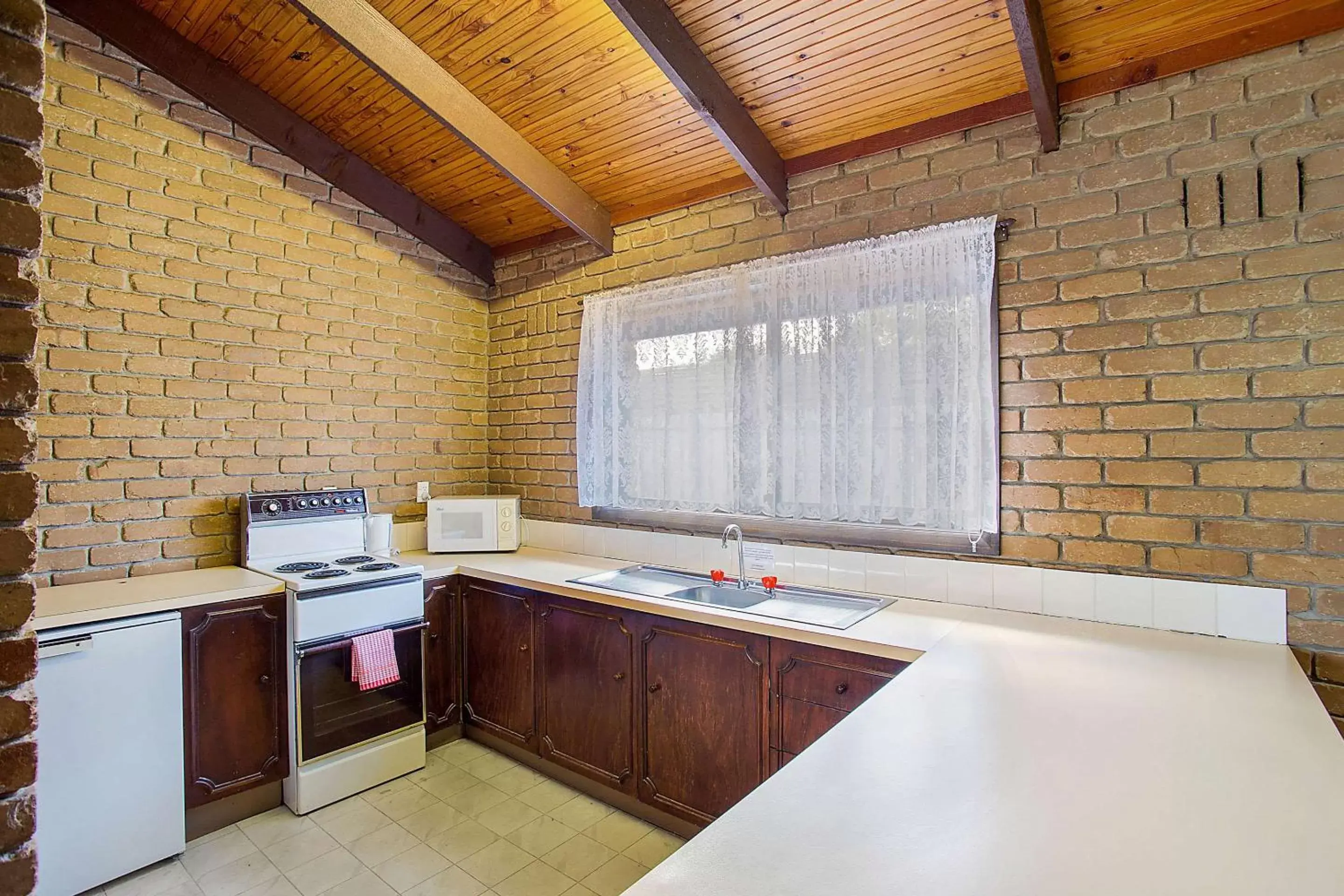 Photo of the whole room, Kitchen/Kitchenette in Goldfields Motel