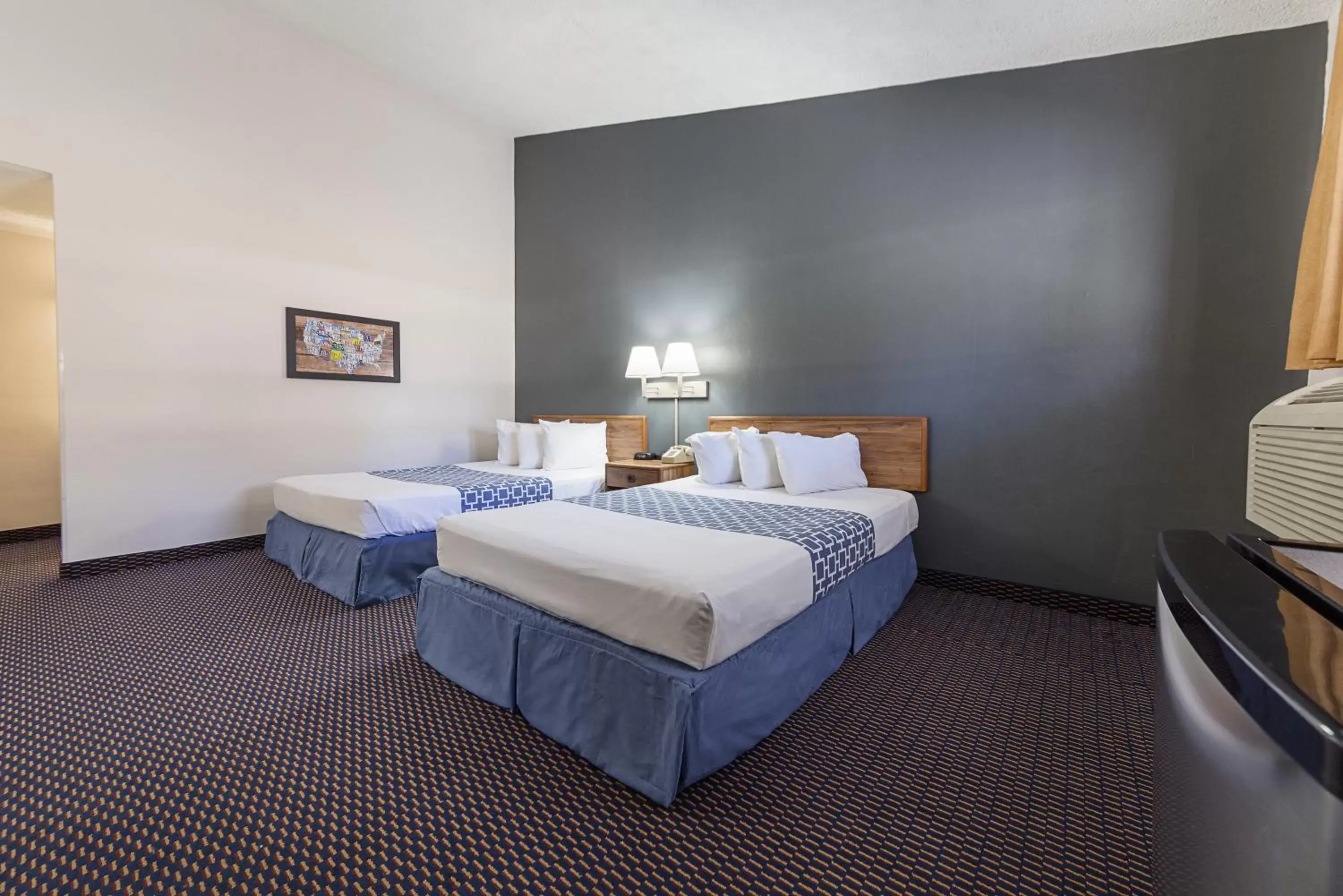 Photo of the whole room, Bed in Parkview Inn and Conference Center