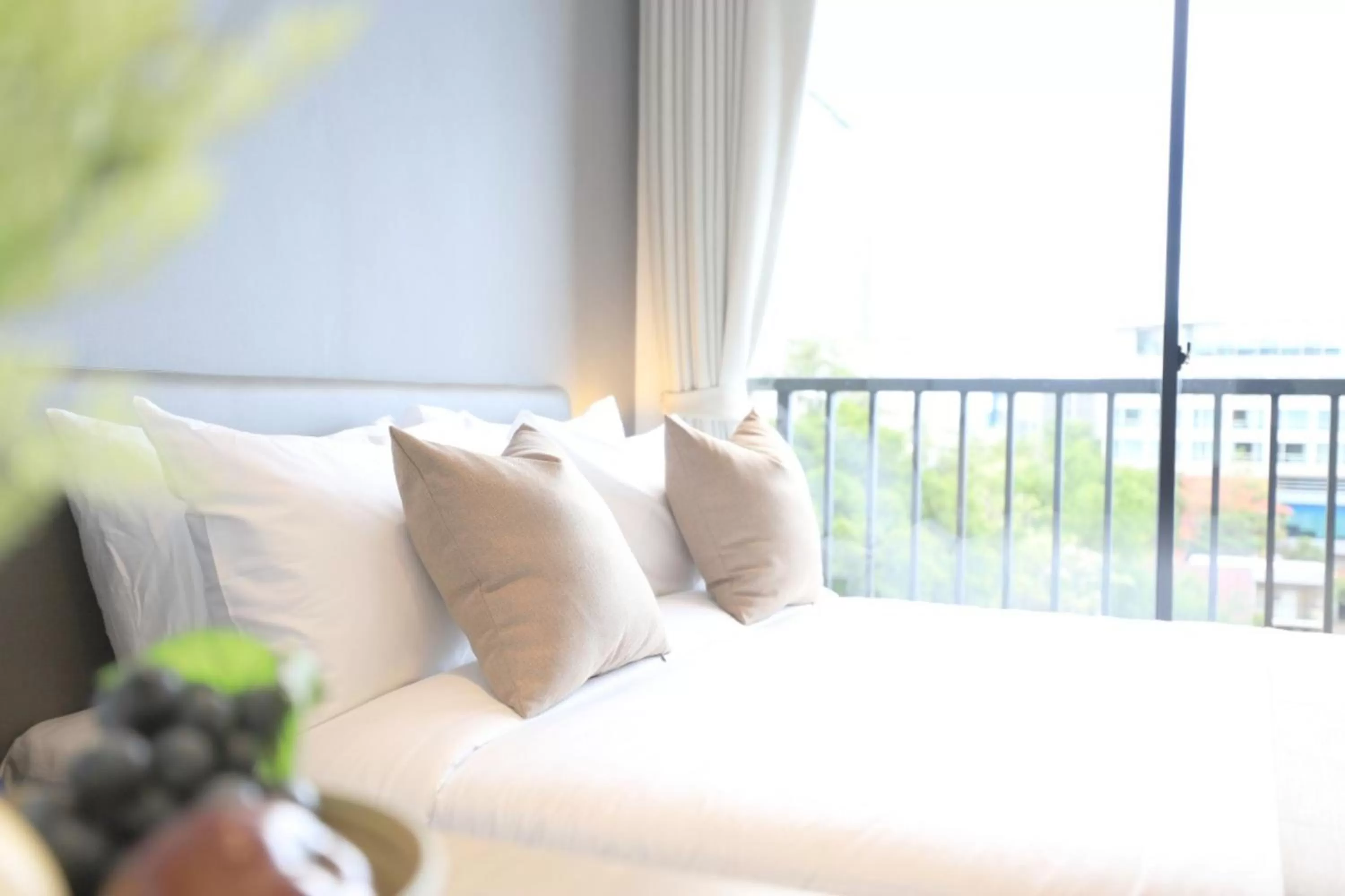 Balcony/Terrace, Bed in Alix Bangkok Hotel