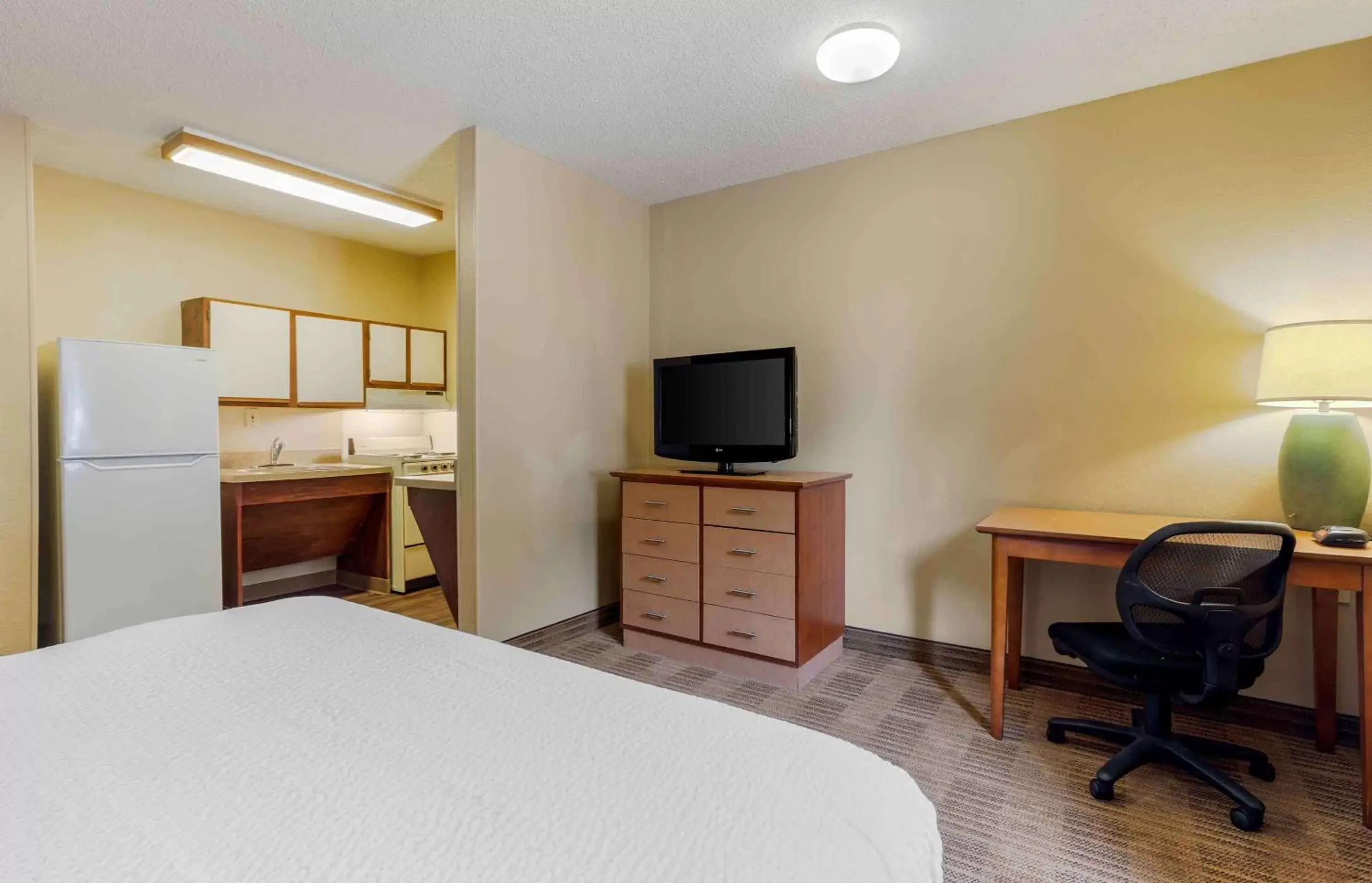 Bedroom, TV/Entertainment Center in Extended Stay America Select Suites - Memphis - Cordova