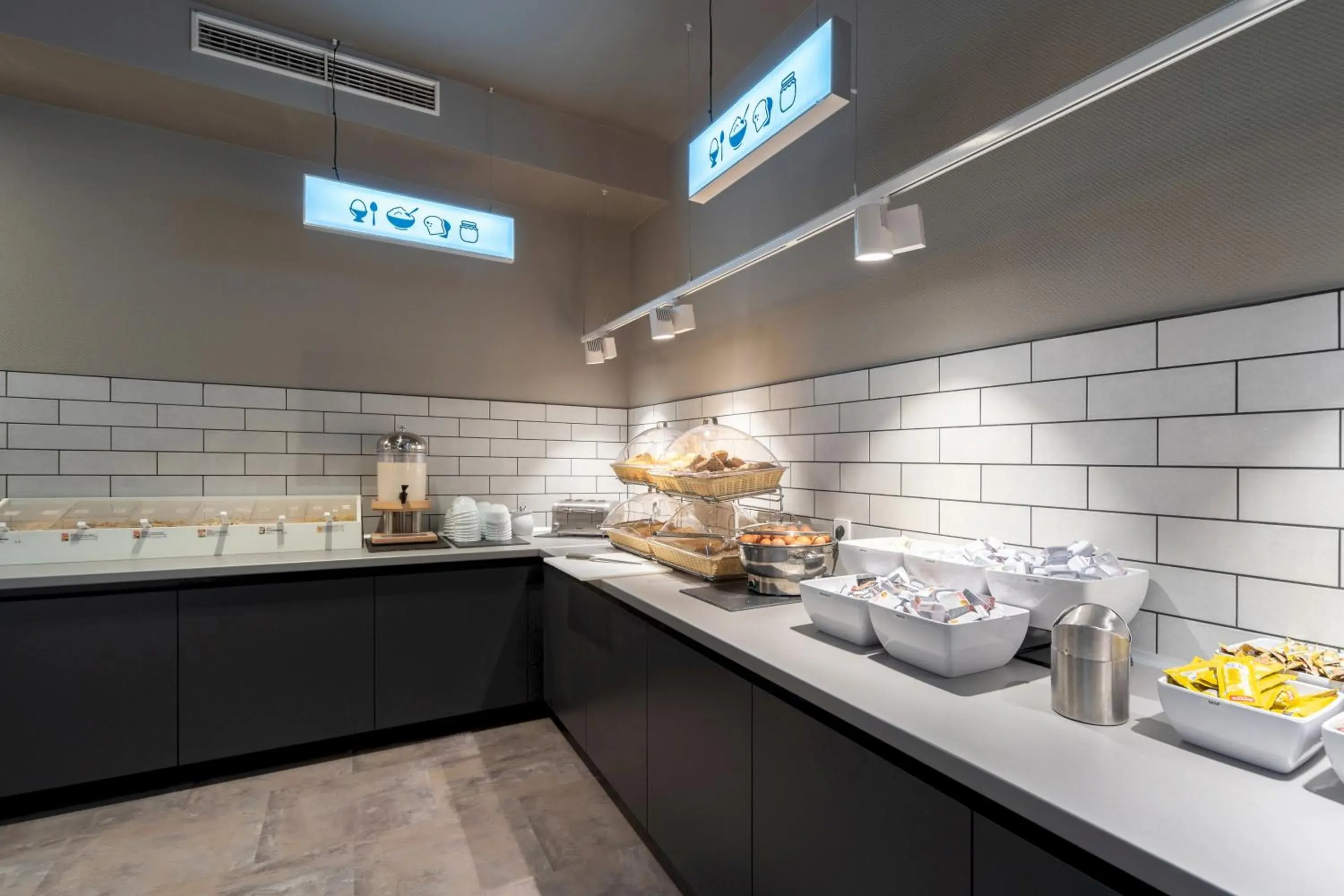 Buffet breakfast, Kitchen/Kitchenette in A&O Graz Hauptbahnhof