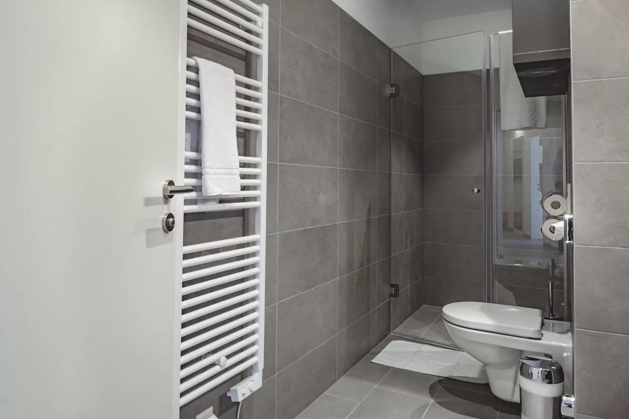 Shower in Oliver Apartments | contactless check-in
