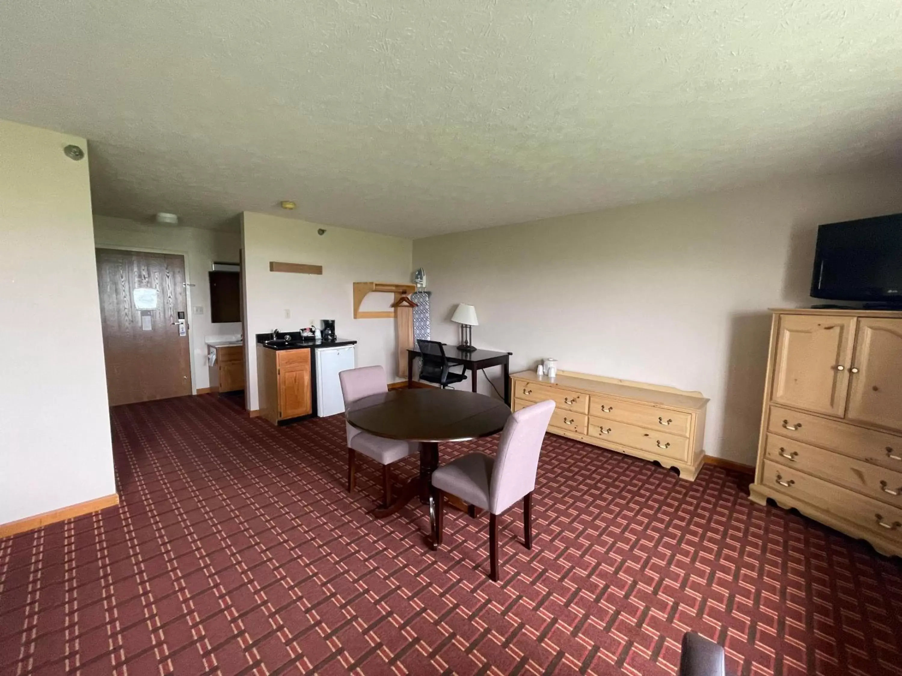 Bedroom, Dining Area in The Woodridge Inn