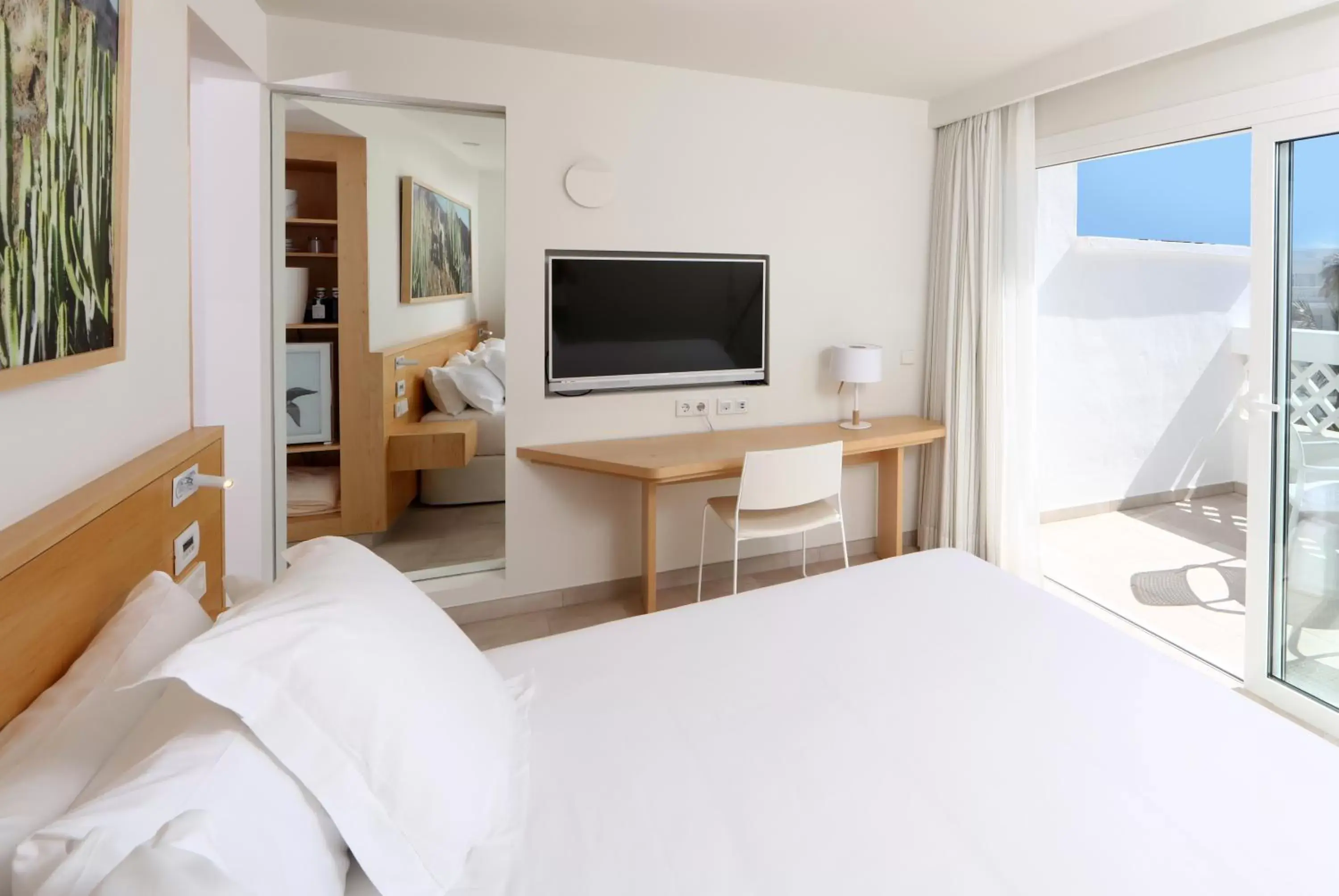 Bedroom, TV/Entertainment Center in Iberostar Selection Lanzarote Park