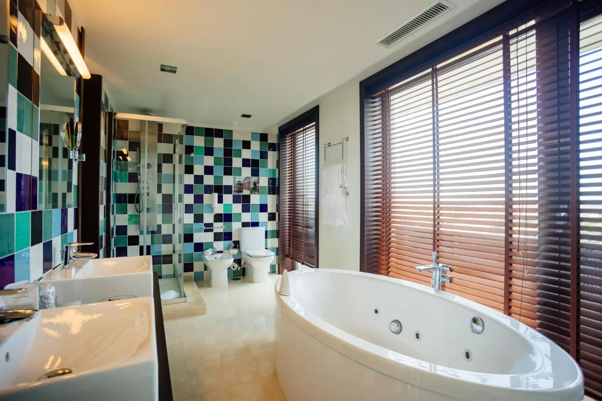Hot Tub, Bathroom in Axis Porto Business & Spa Hotel
