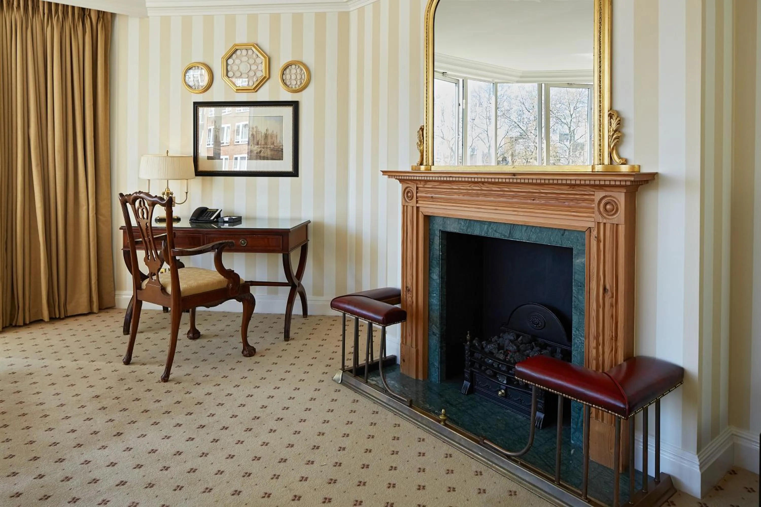 Living room in Cheval Thorney Court at Hyde Park