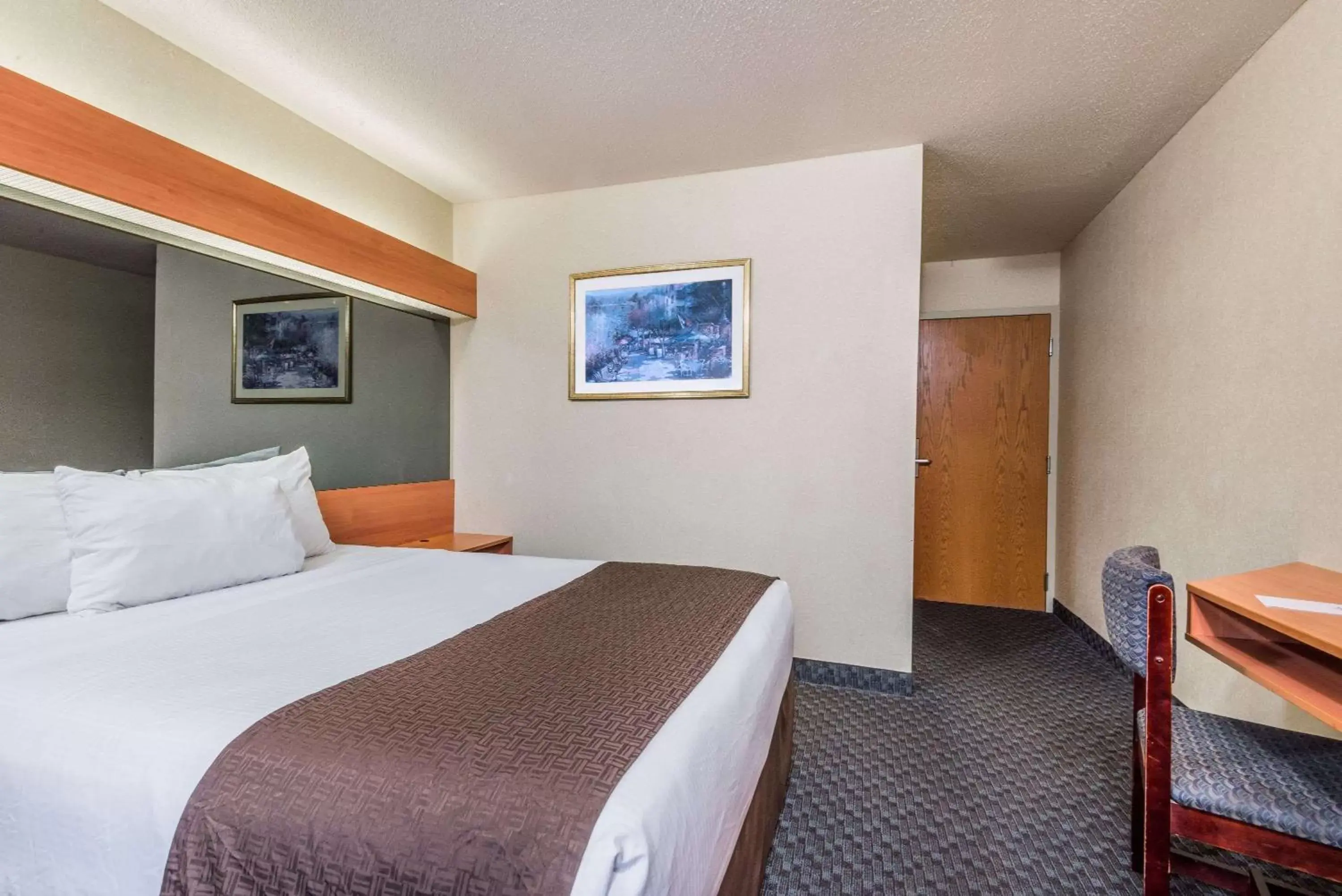 Photo of the whole room, Bed in Microtel Inn & Suites by Wyndham Bethel/Danbury