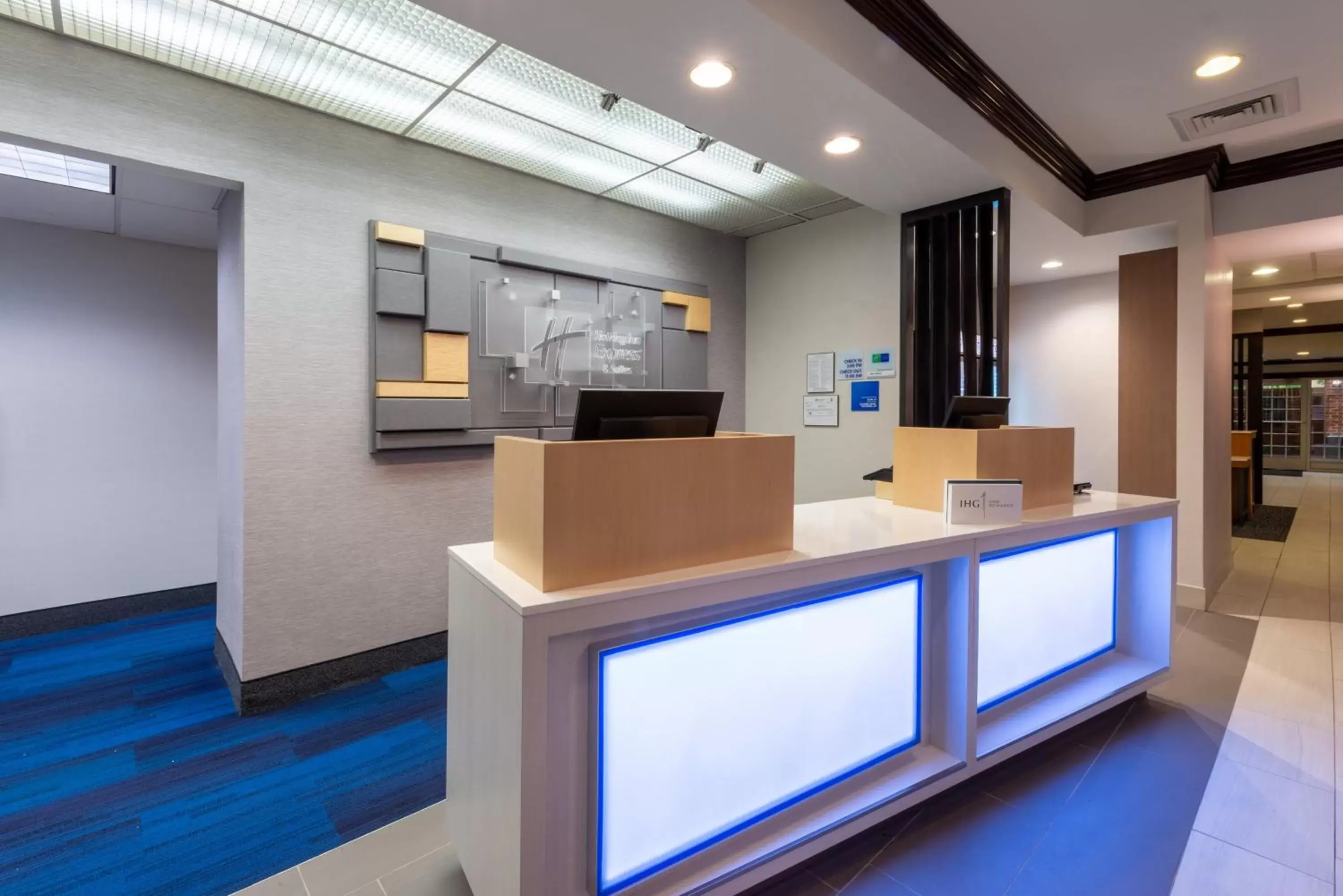 Property building, Lobby/Reception in Holiday Inn Express State College at Williamsburg Square, an IHG Hotel