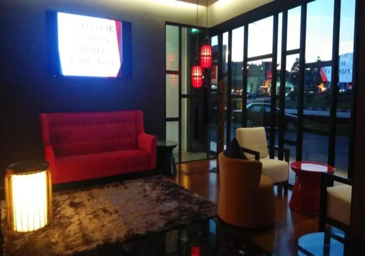 Seating Area in Roxy Hotel Padungan