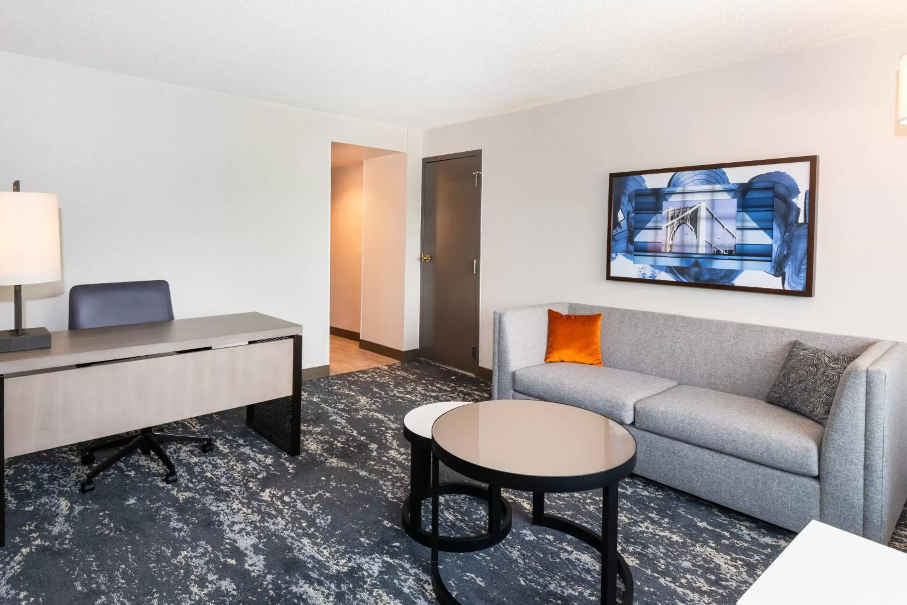 Bedroom, Seating Area in Pittsburgh Airport Marriott