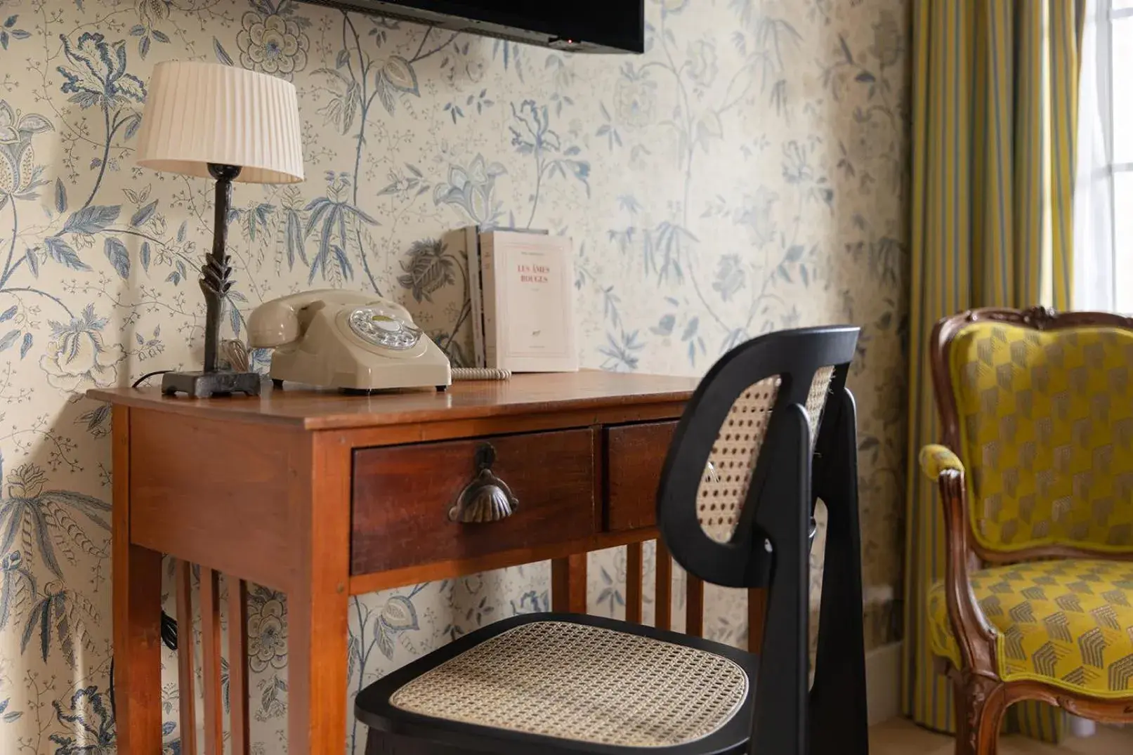 TV and multimedia, Seating Area in Hôtel Le Saint Christophe