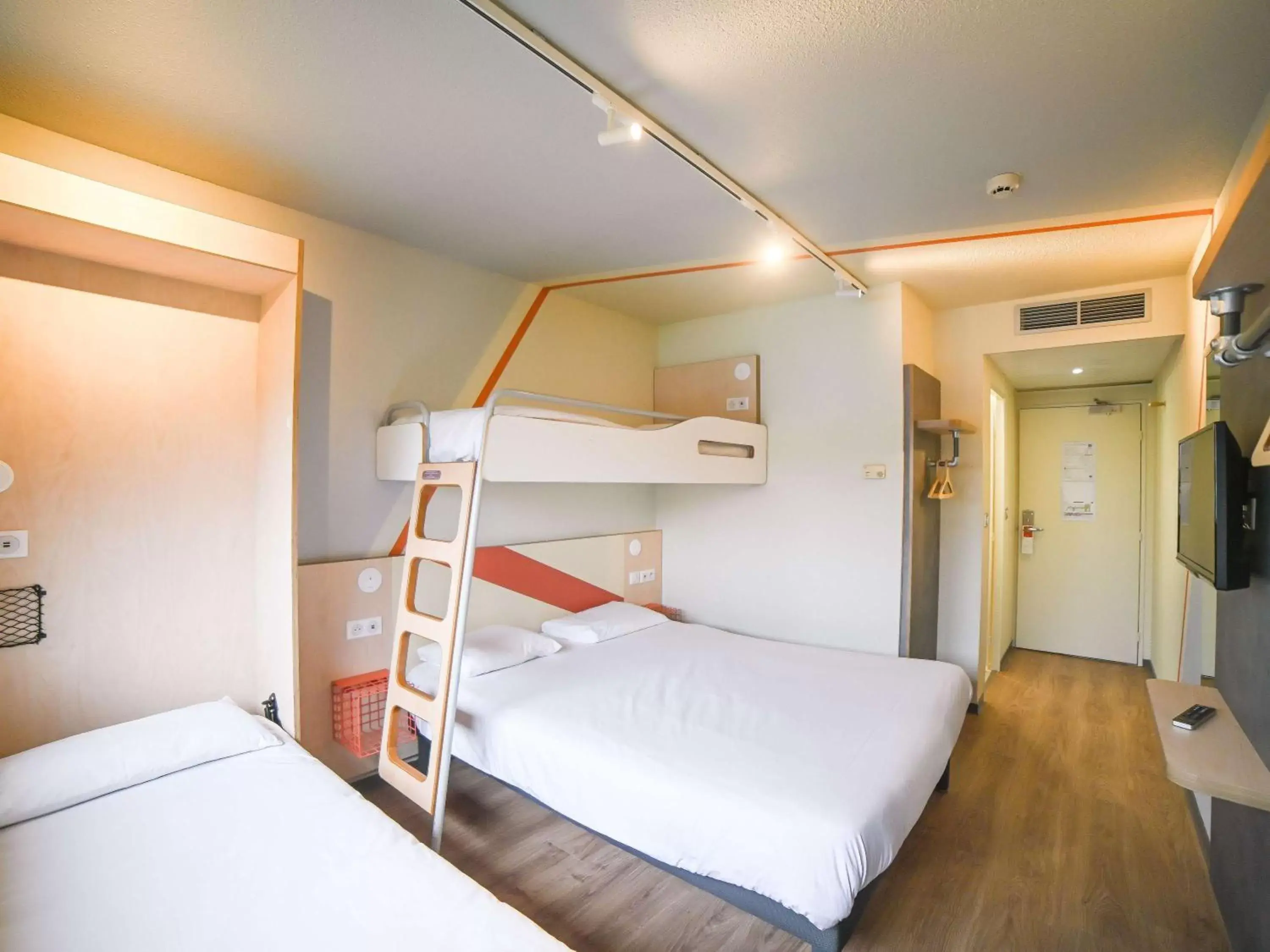 Bedroom, Bunk Bed in ibis budget Site du Futuroscope