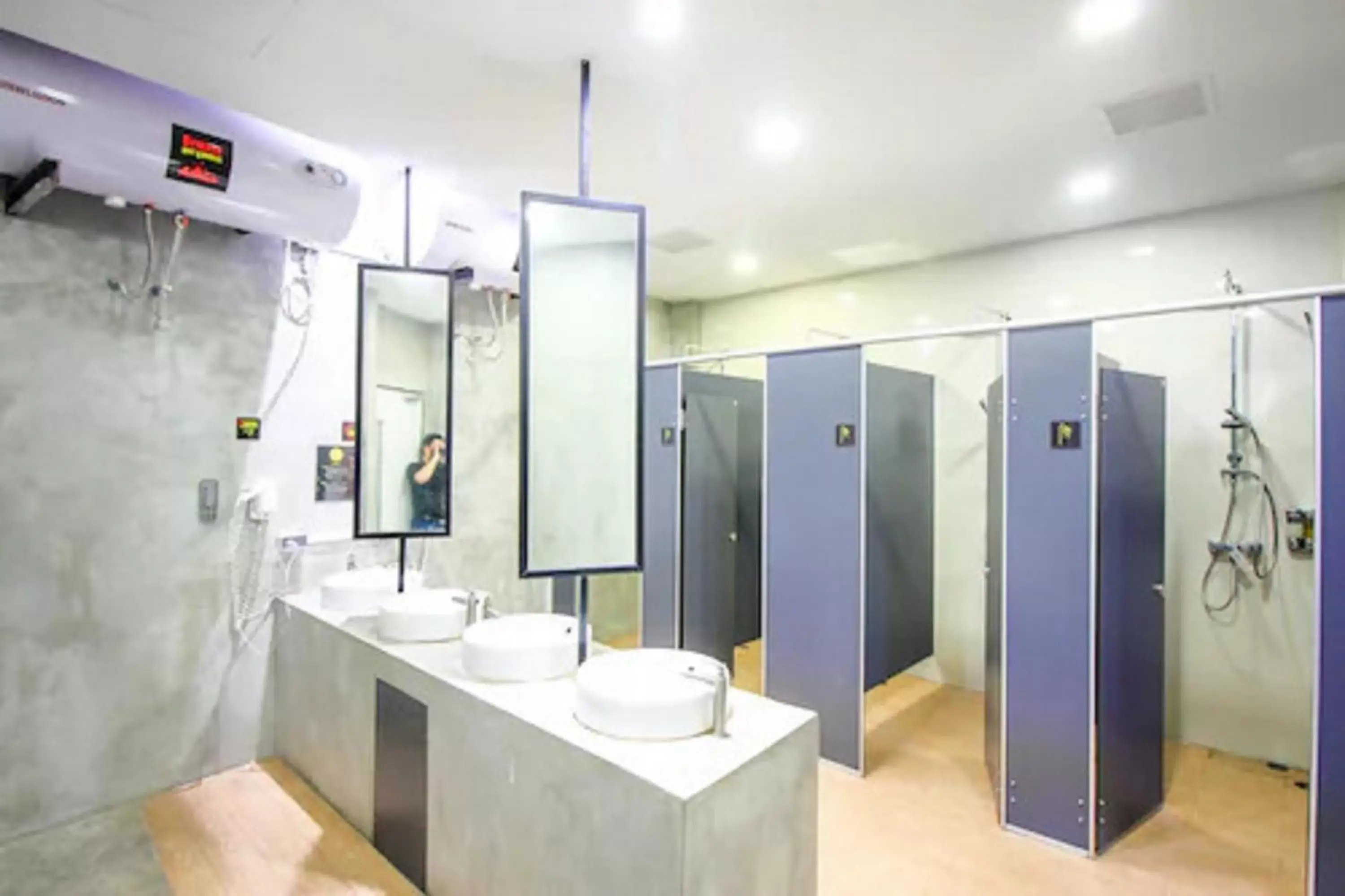 Bathroom in Super OYO 426 All Day Hostel at Sukhmvit