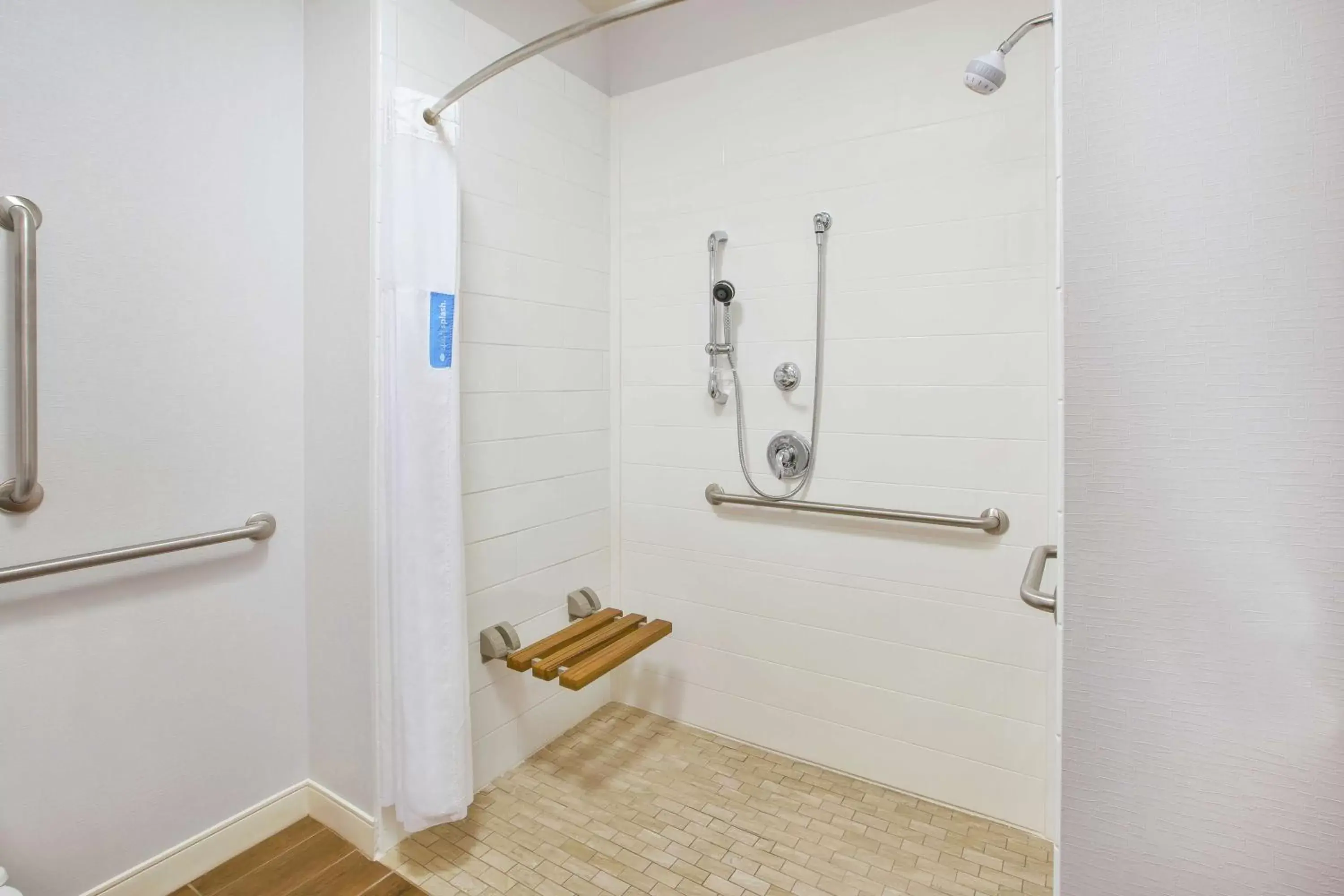Bathroom in Hampton Inn & Suites Oakwood Village-Cleveland