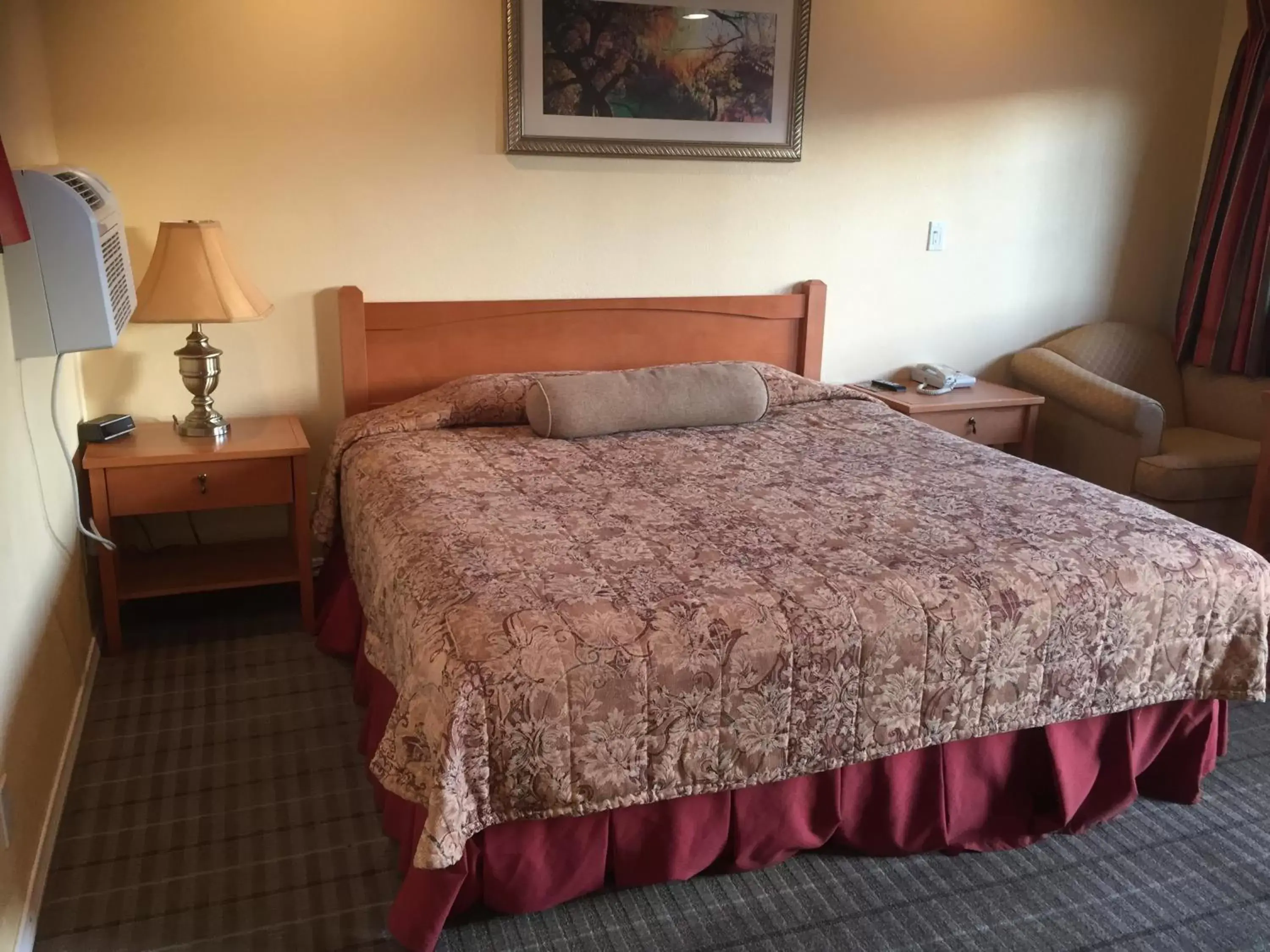 Photo of the whole room, Bed in Bayshore Inn Ventura