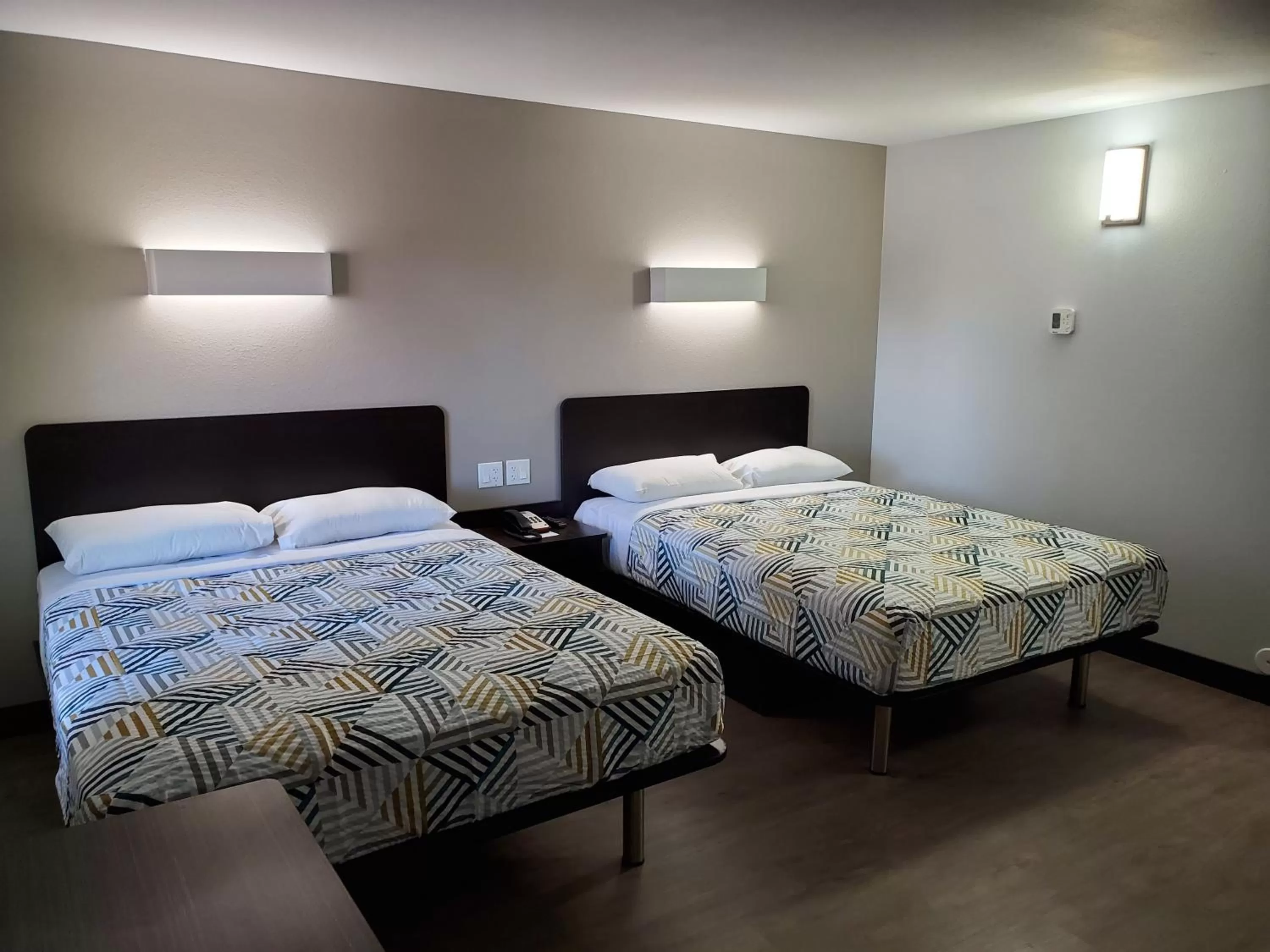 Photo of the whole room, Bed in Motel 6-Show Low, AZ