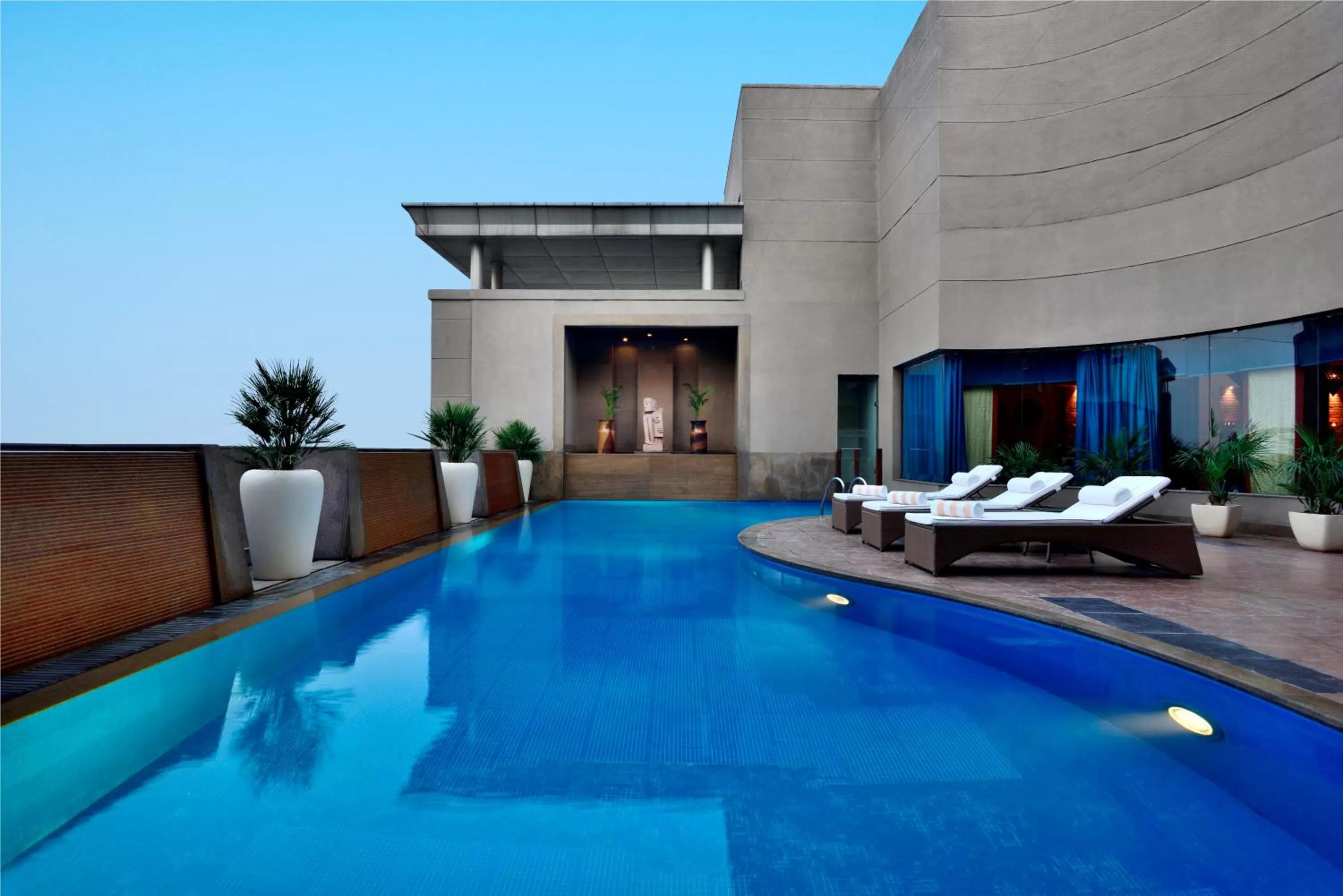 Restaurant/places to eat in Radisson Noida