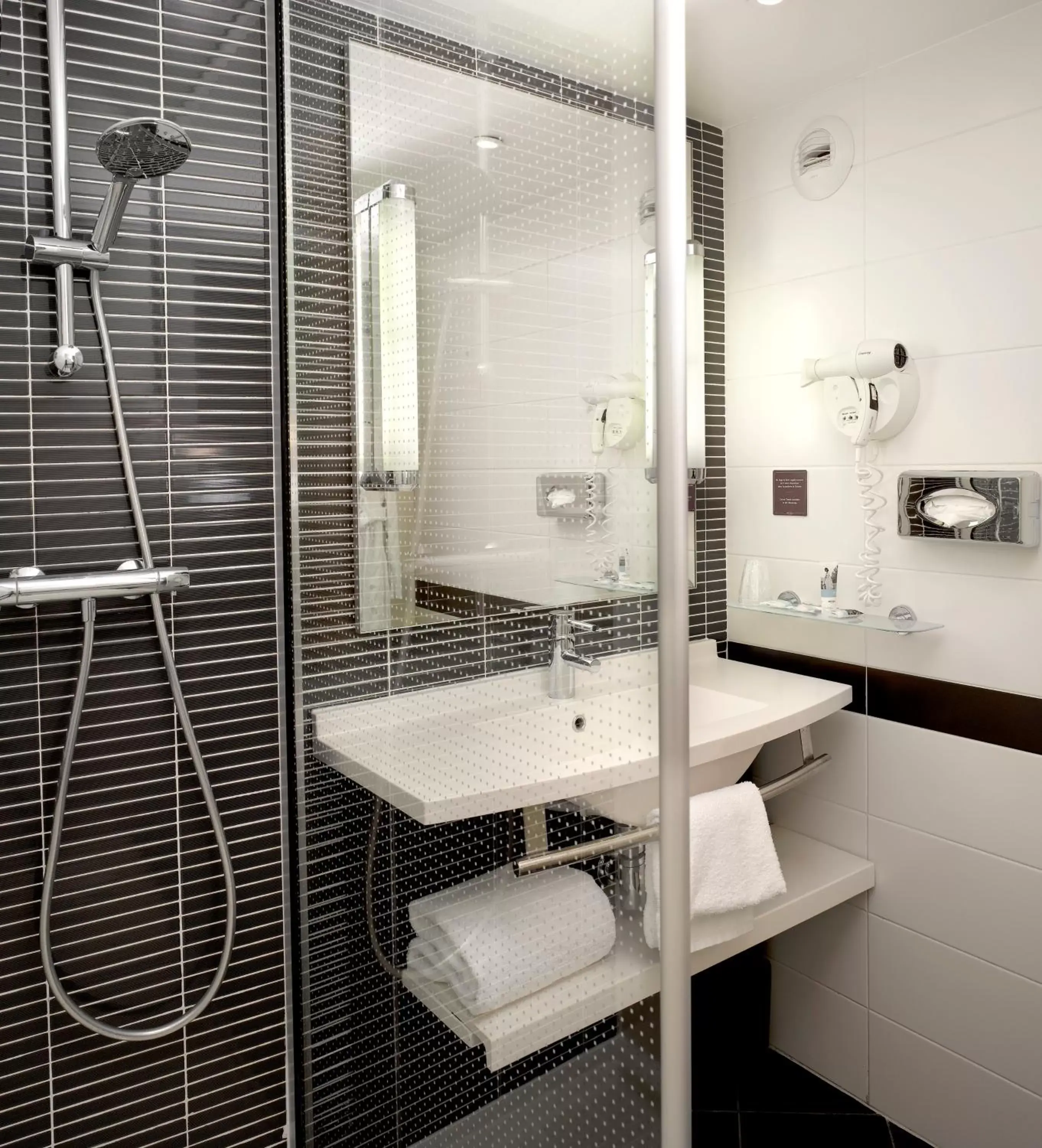 Shower, Bathroom in Mercure Bordeaux Centre Gare Saint Jean