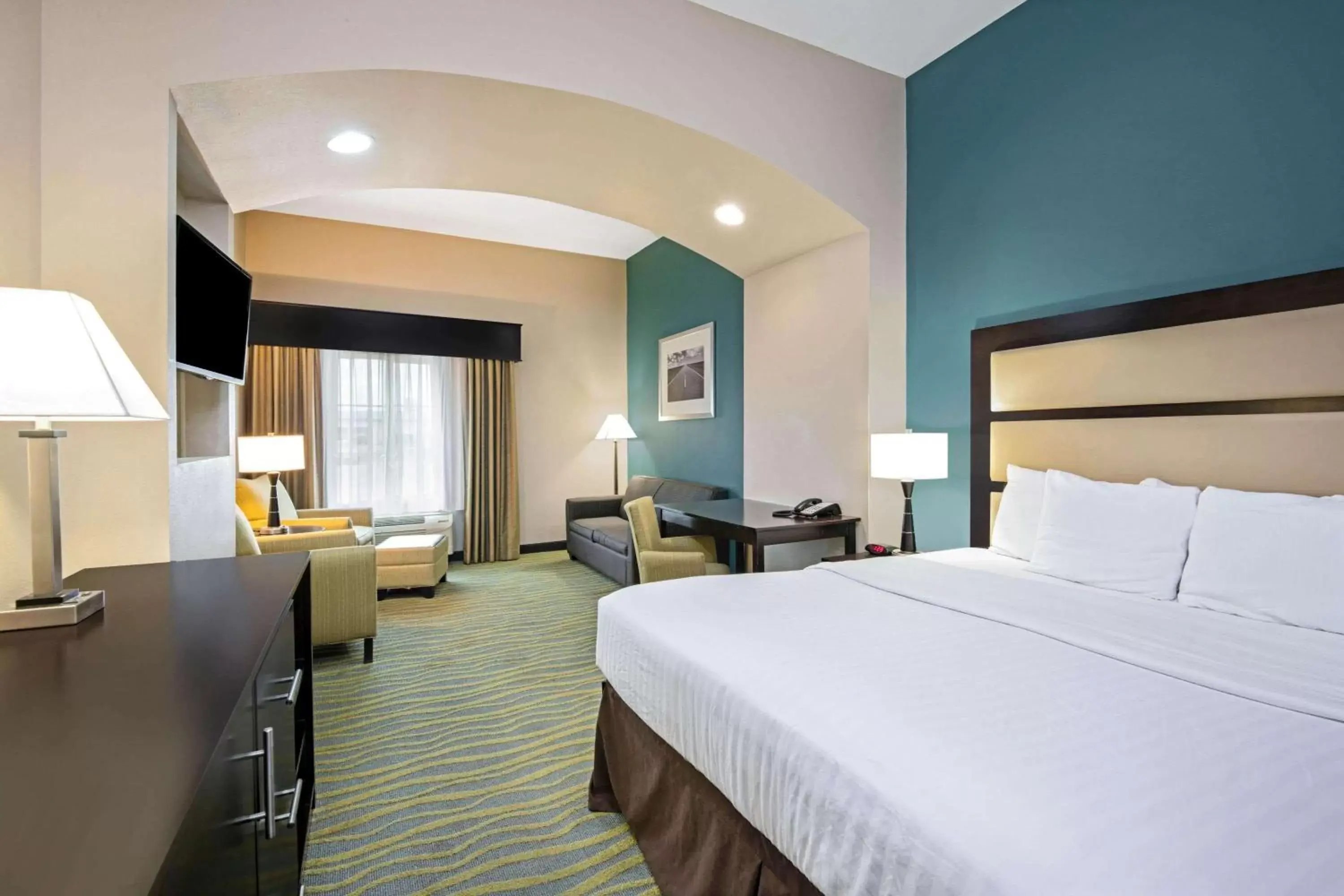 Photo of the whole room, Bed in La Quinta Inn & Suites by Wyndham Durant