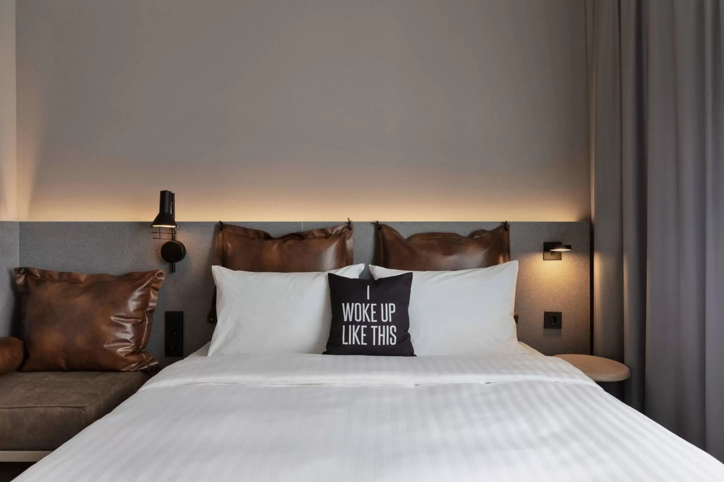 Photo of the whole room, Bed in Moxy Bremen