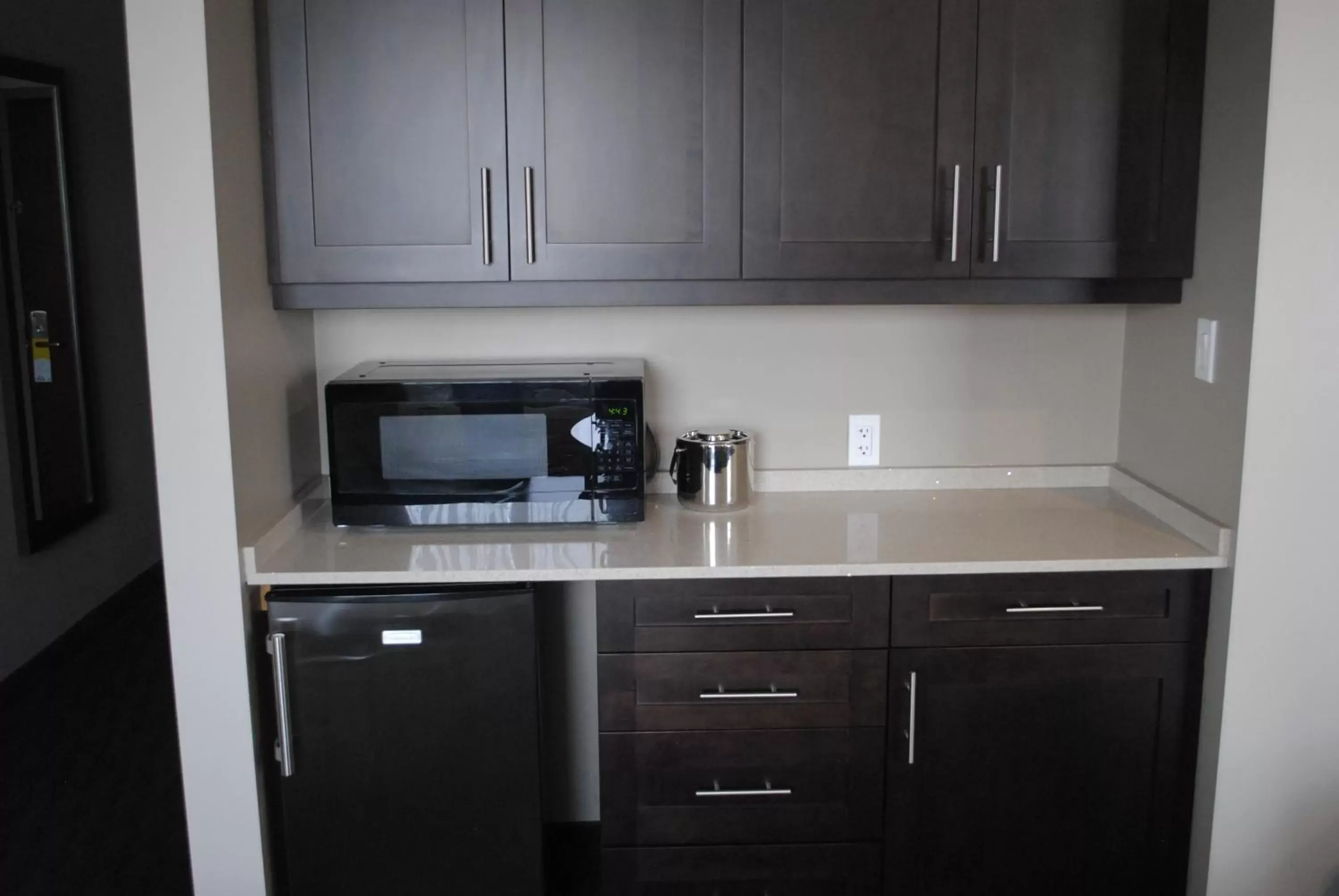 Kitchen/Kitchenette in Days Inn & Suites by Wyndham Lindsay