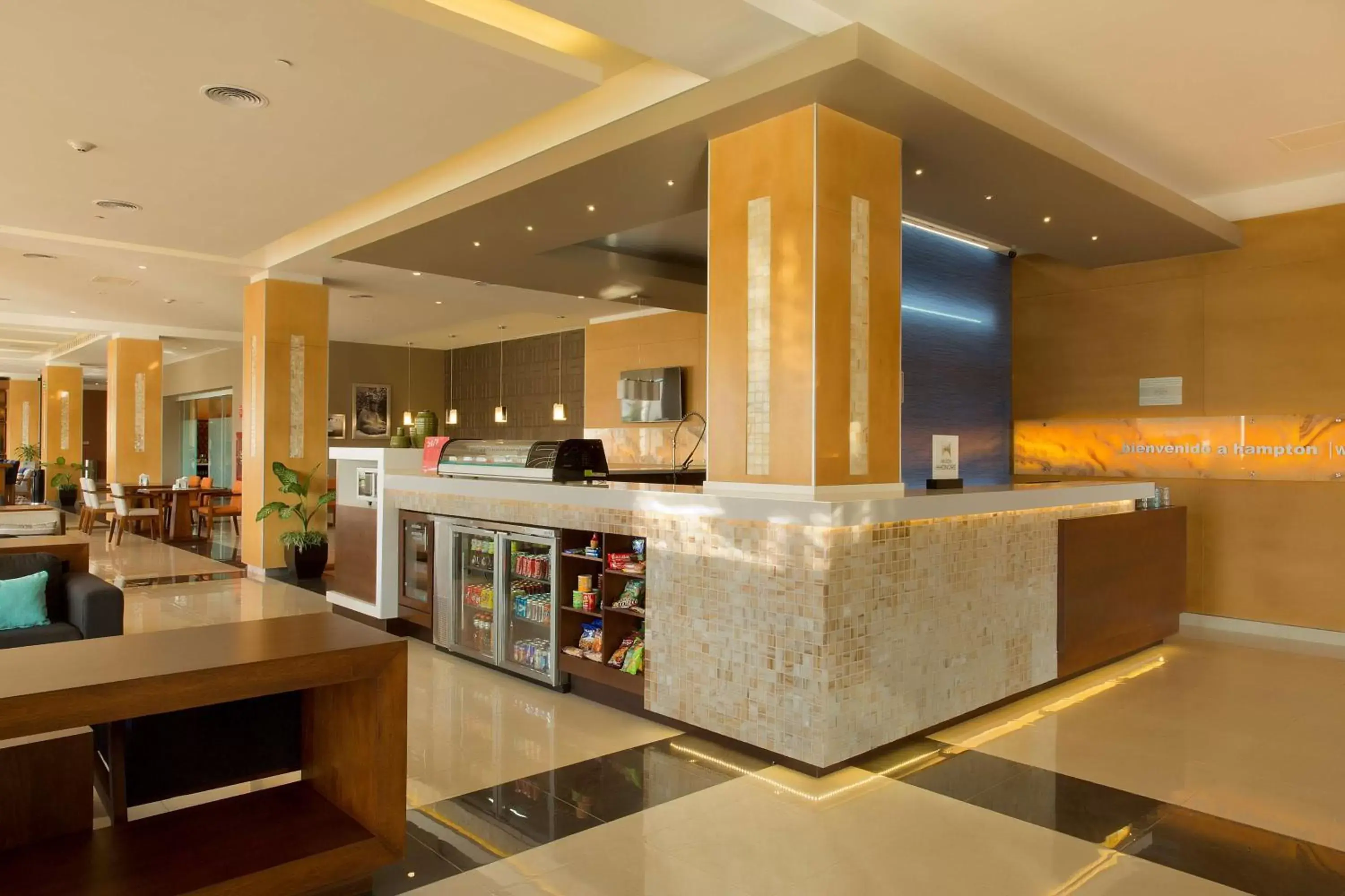 Lobby or reception, Lounge/Bar in Hampton Inn & Suites by Hilton Paraiso