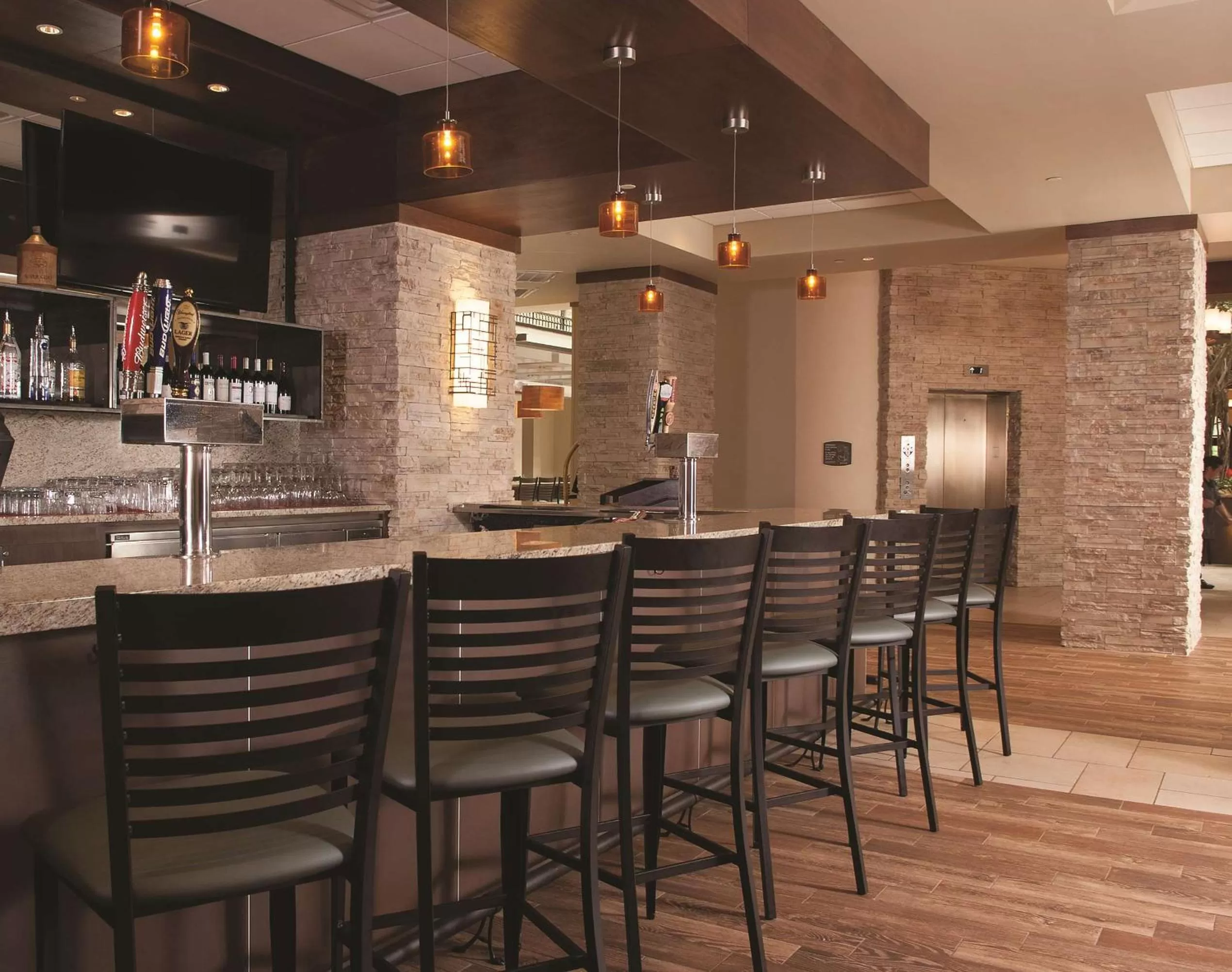 Lounge or bar in Embassy Suites by Hilton Nashville Airport