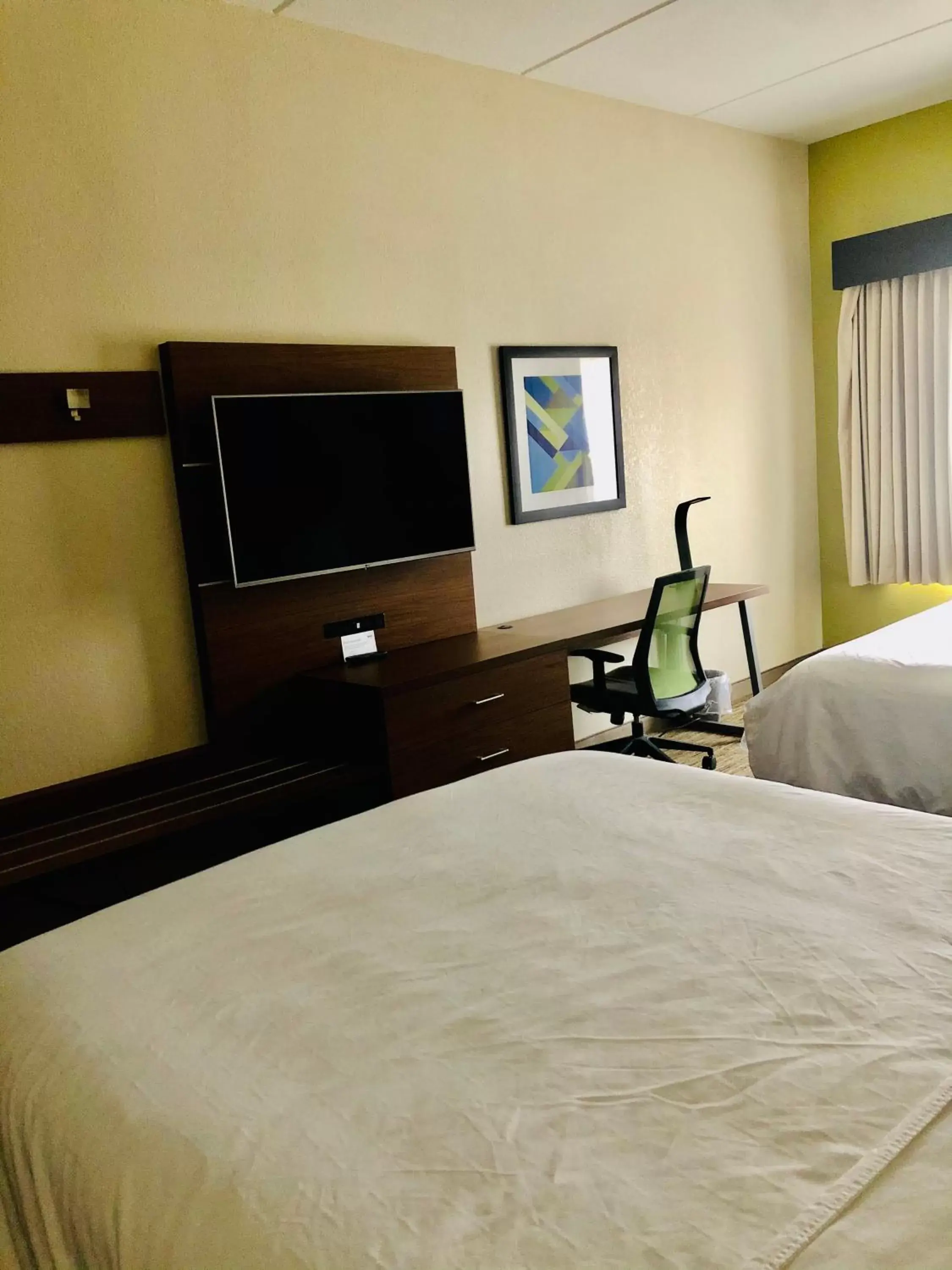 Bed in Holiday Inn Express & Suites Cedar Falls - Waterloo, an IHG Hotel