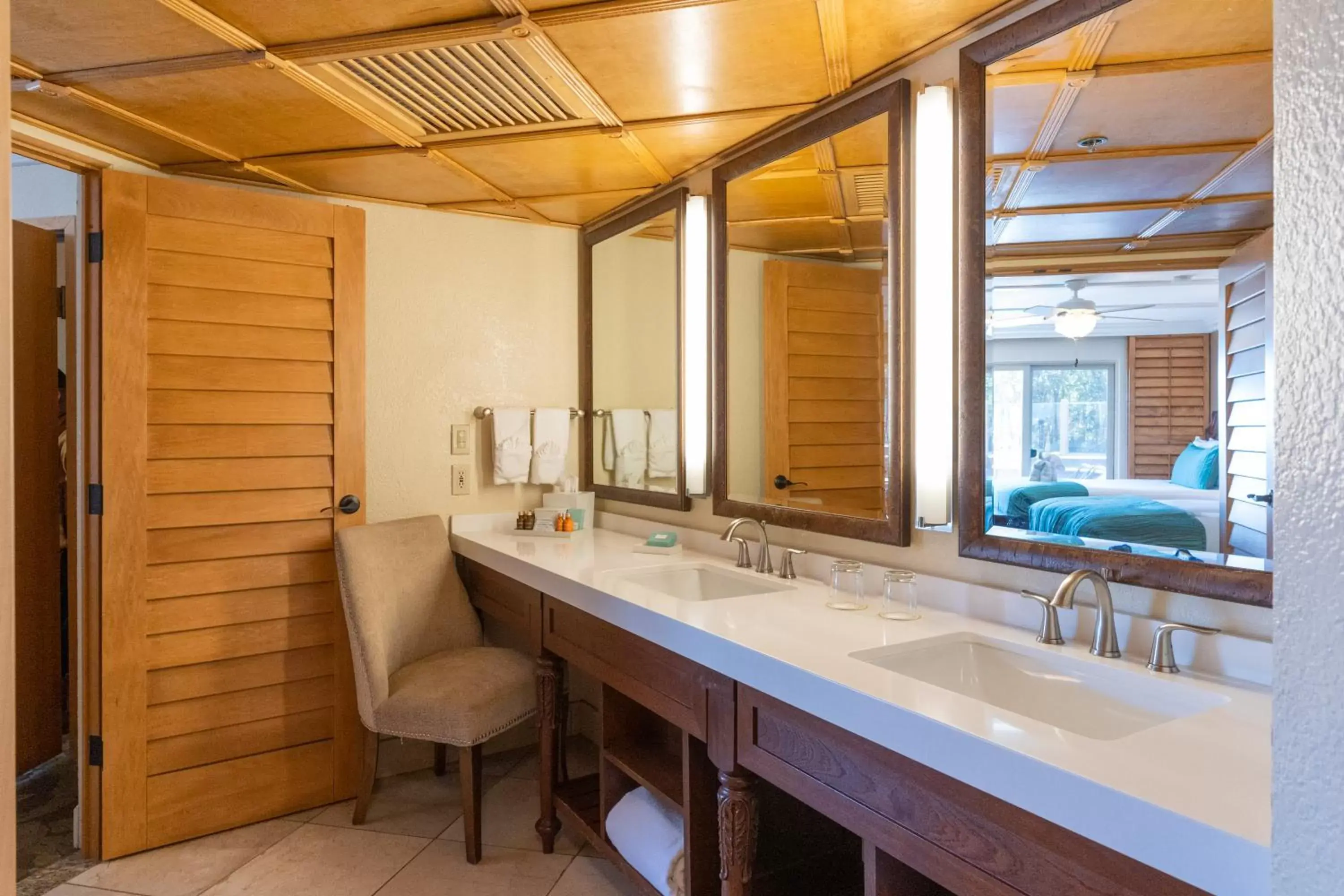 Bathroom in Pacific Terrace Hotel