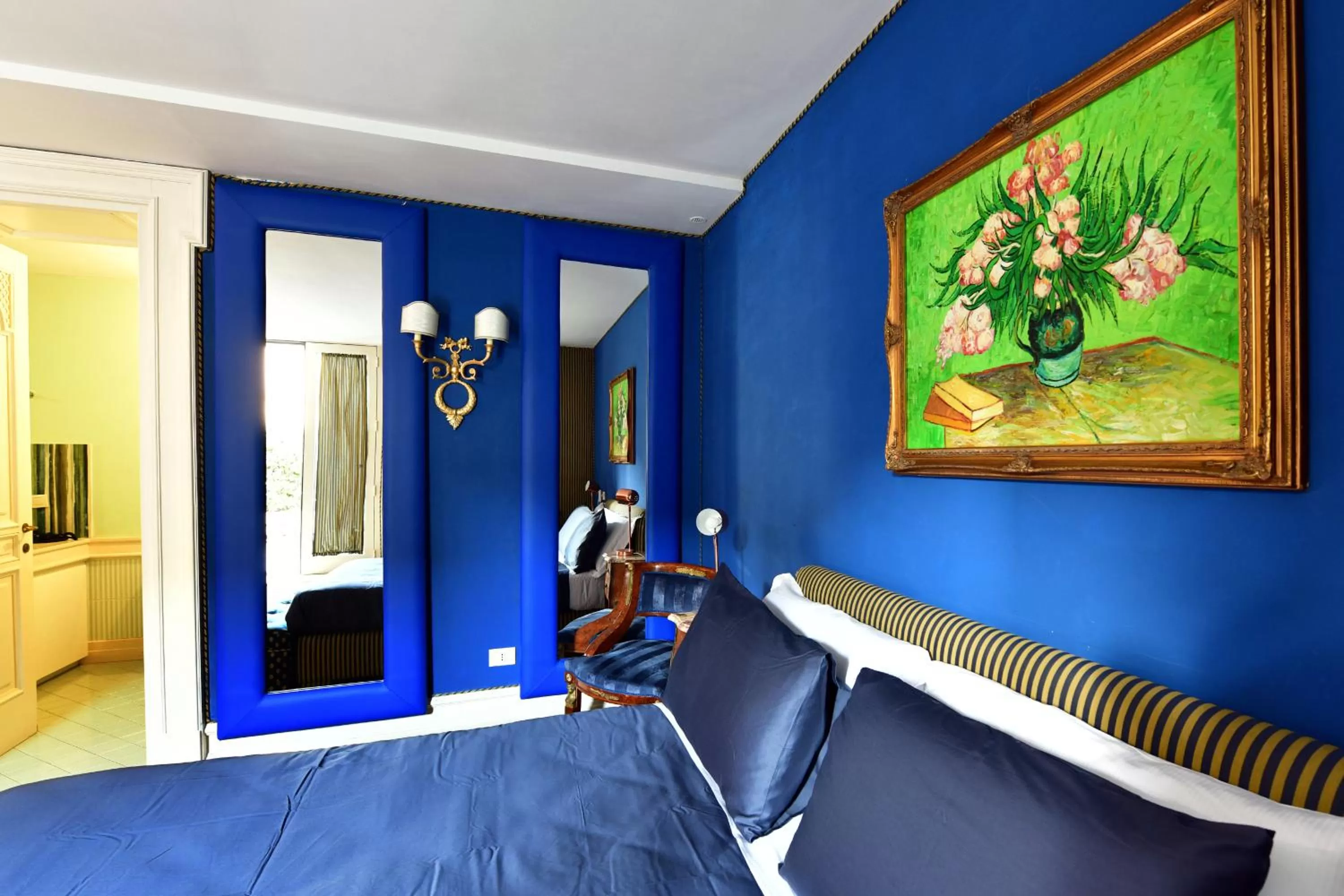 Bedroom, TV/Entertainment Center in Sisuites