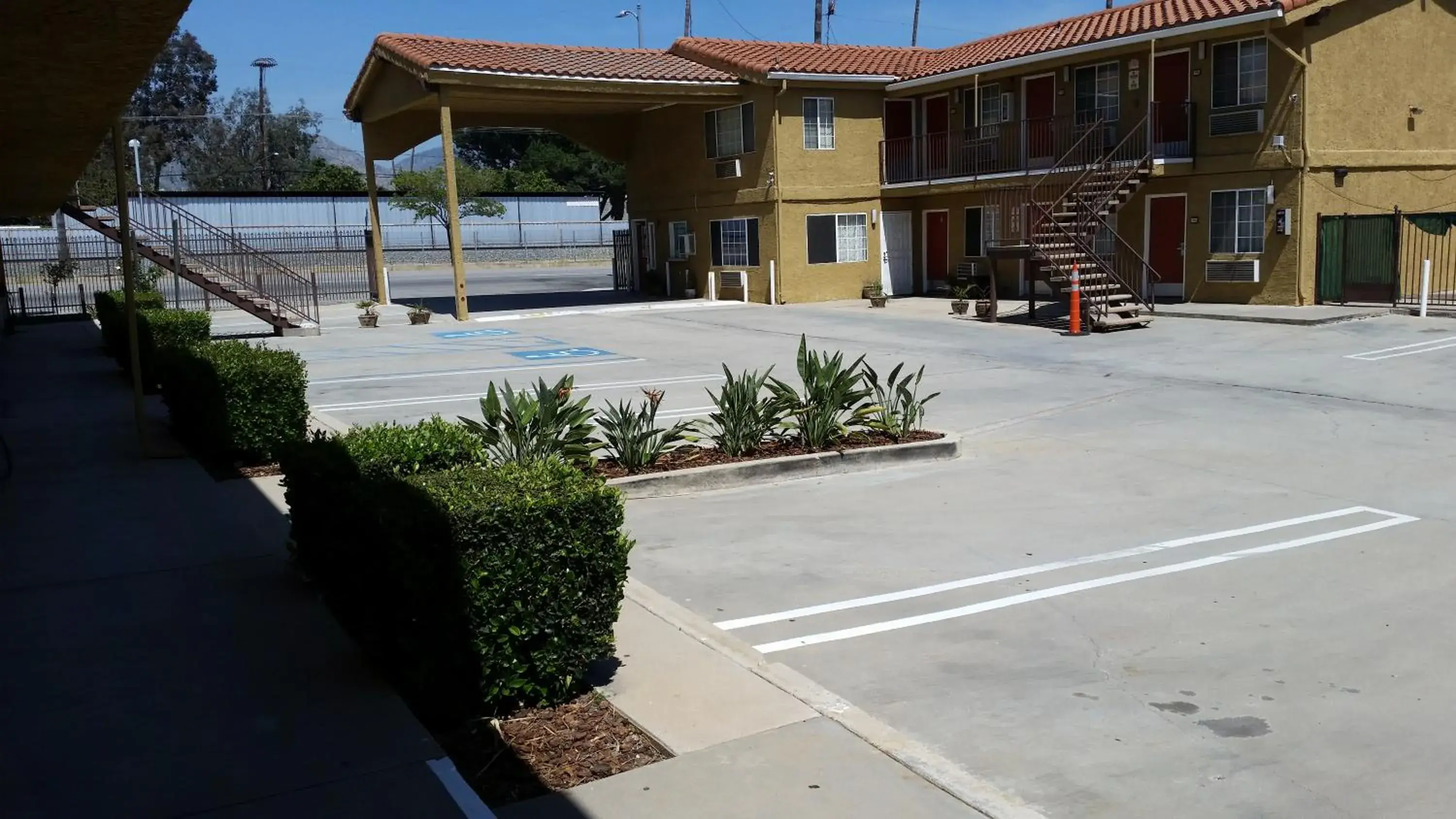 Property Building in Economy Inn Motel Sylmar