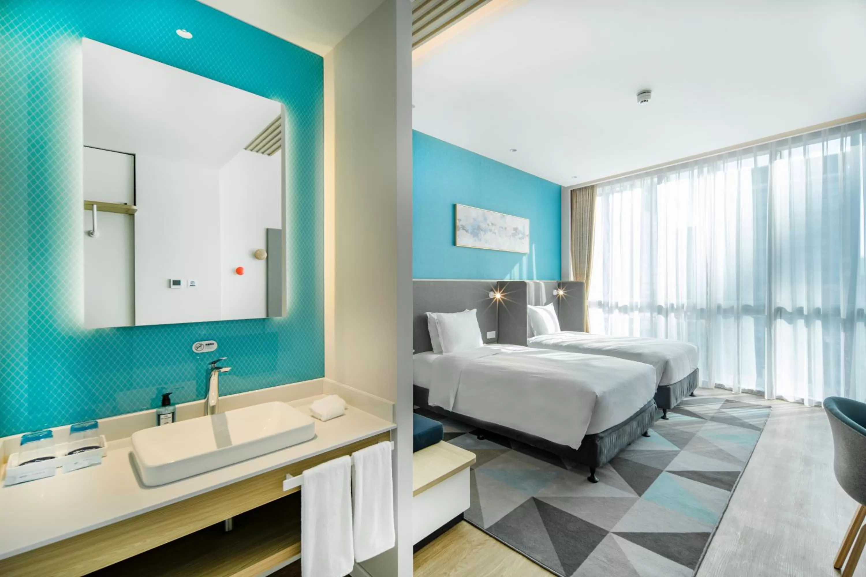 Photo of the whole room, Bed in Holiday Inn Express Shanghai Pudong Zhangjiang by IHG - 20 minutes to New International Expo Center and Disneyland