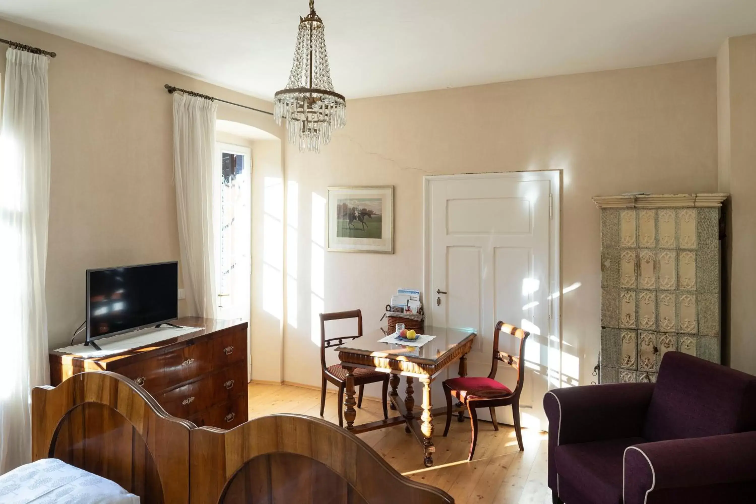 Photo of the whole room, Seating Area in Villa Bergmann Suites Meran