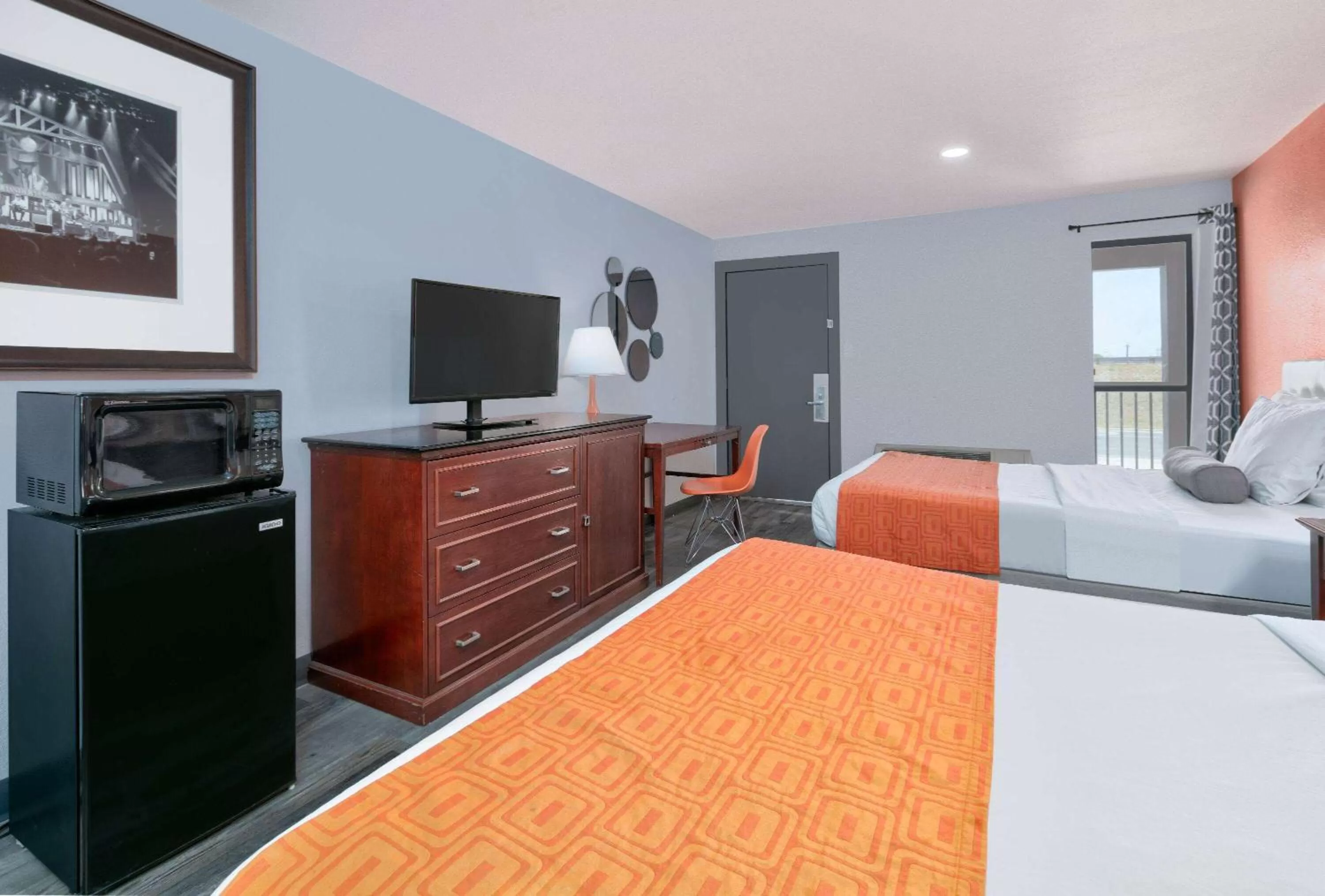 Photo of the whole room, Bed in Howard Johnson by Wyndham San Marcos