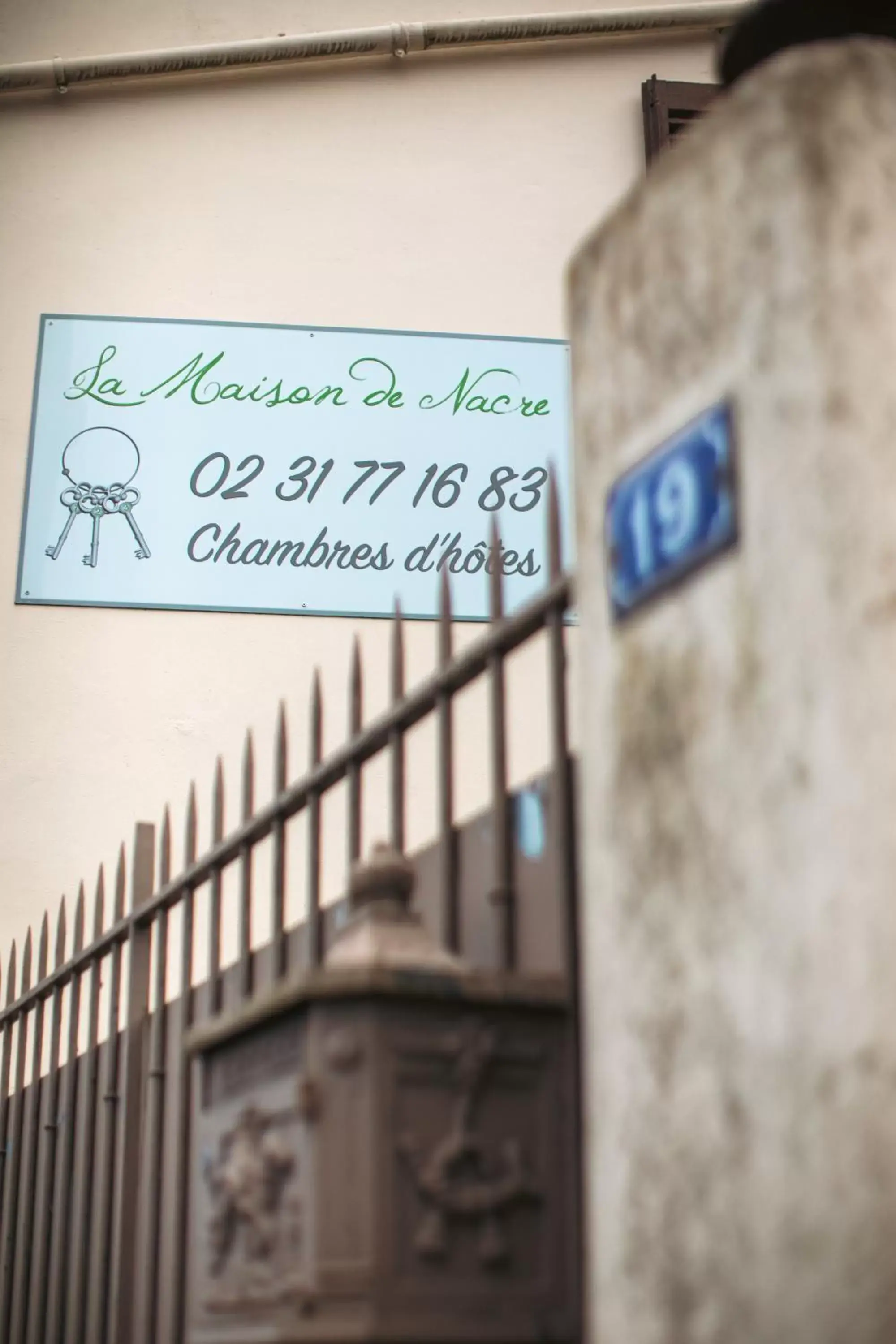 Property Logo/Sign in LA MAISON DE NACRE