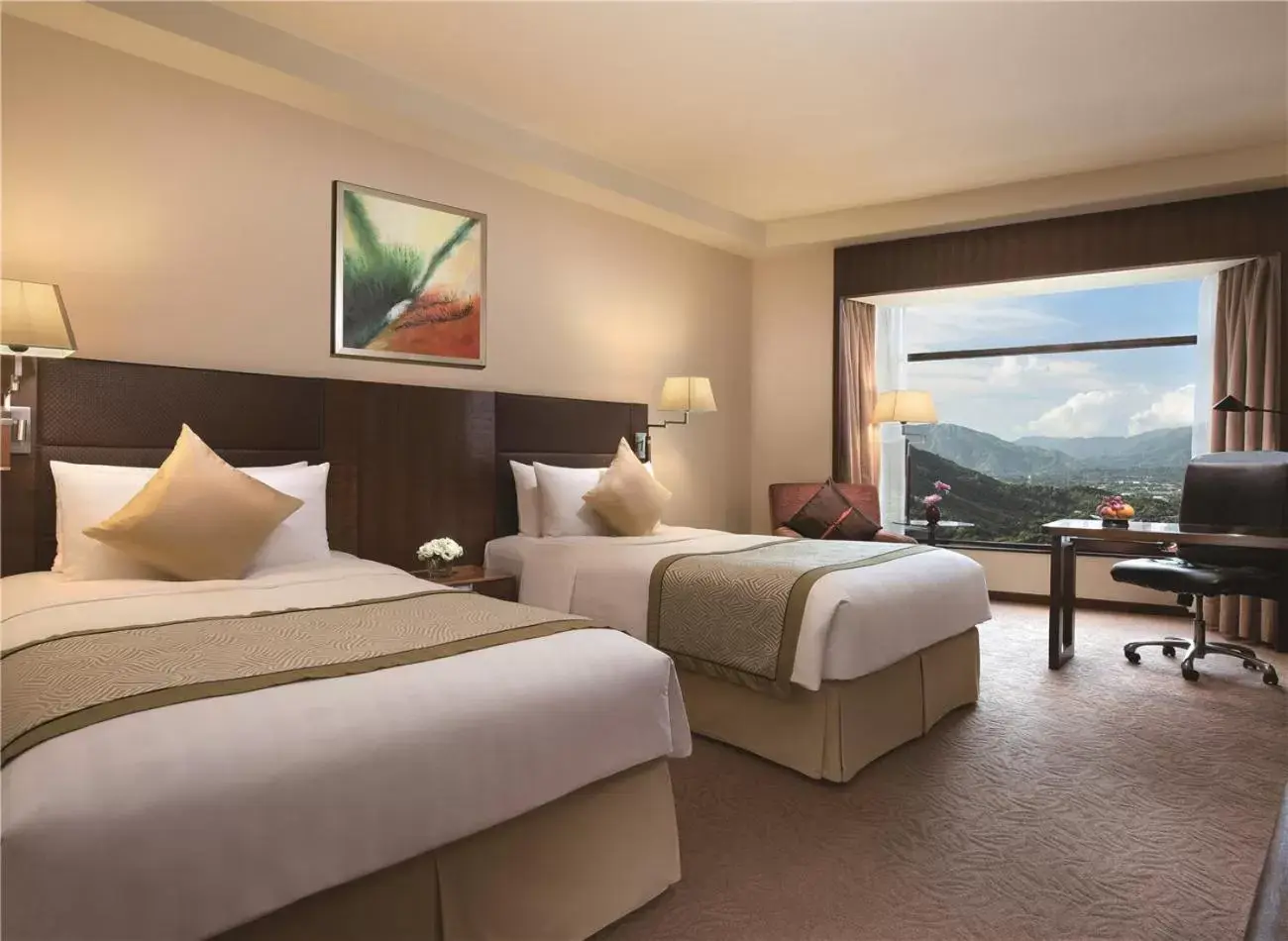 Seating area, Bed in Shangri-La Shenzhen - Nearby Luohu Border, Outdoor Swimming Pool Seating area, Bed in Shangri-La Shenzhen - Nearby Luohu Border, Outdoor Swimming Pool