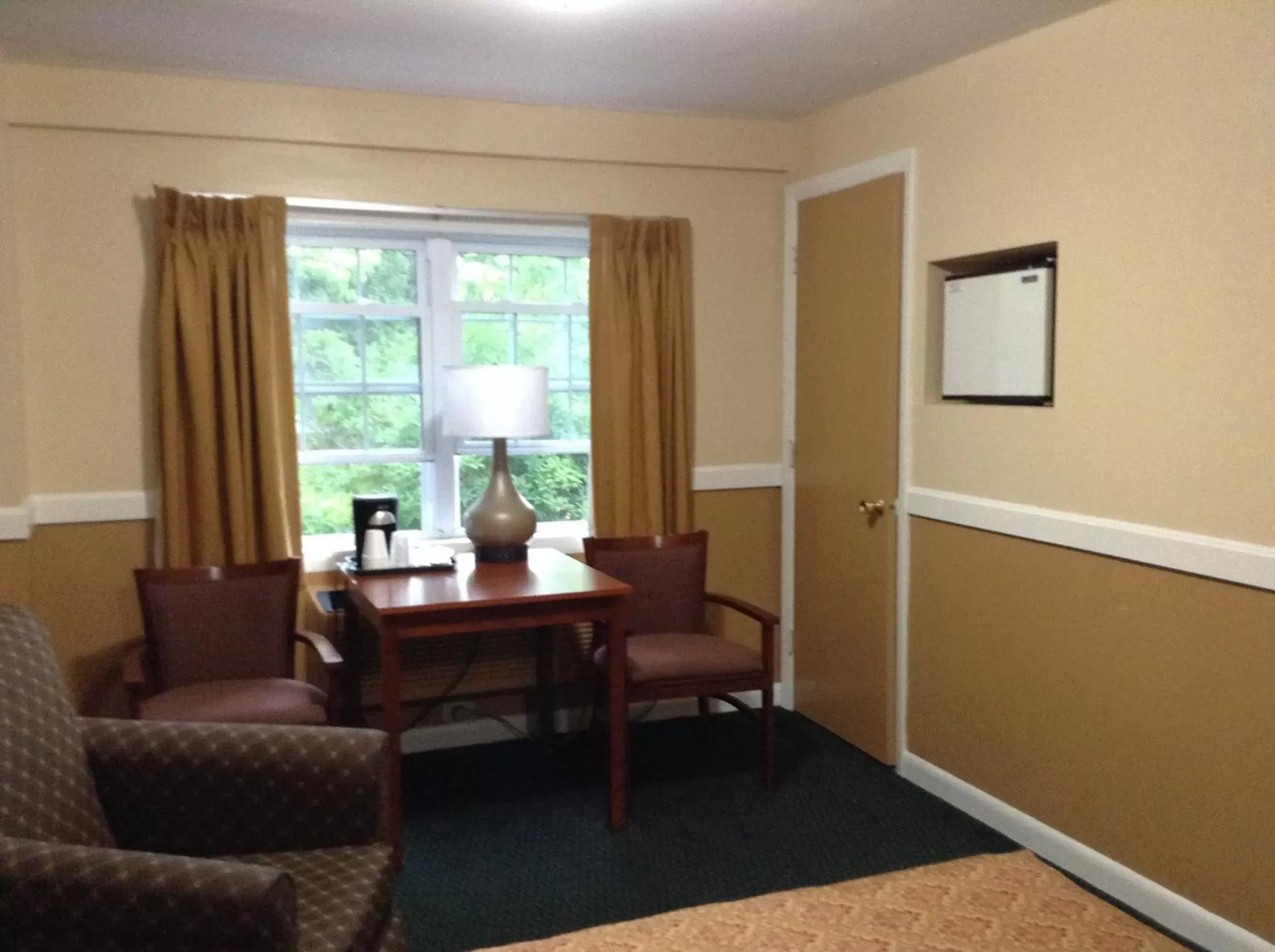 Photo of the whole room, Seating Area in Briarcliff Motel