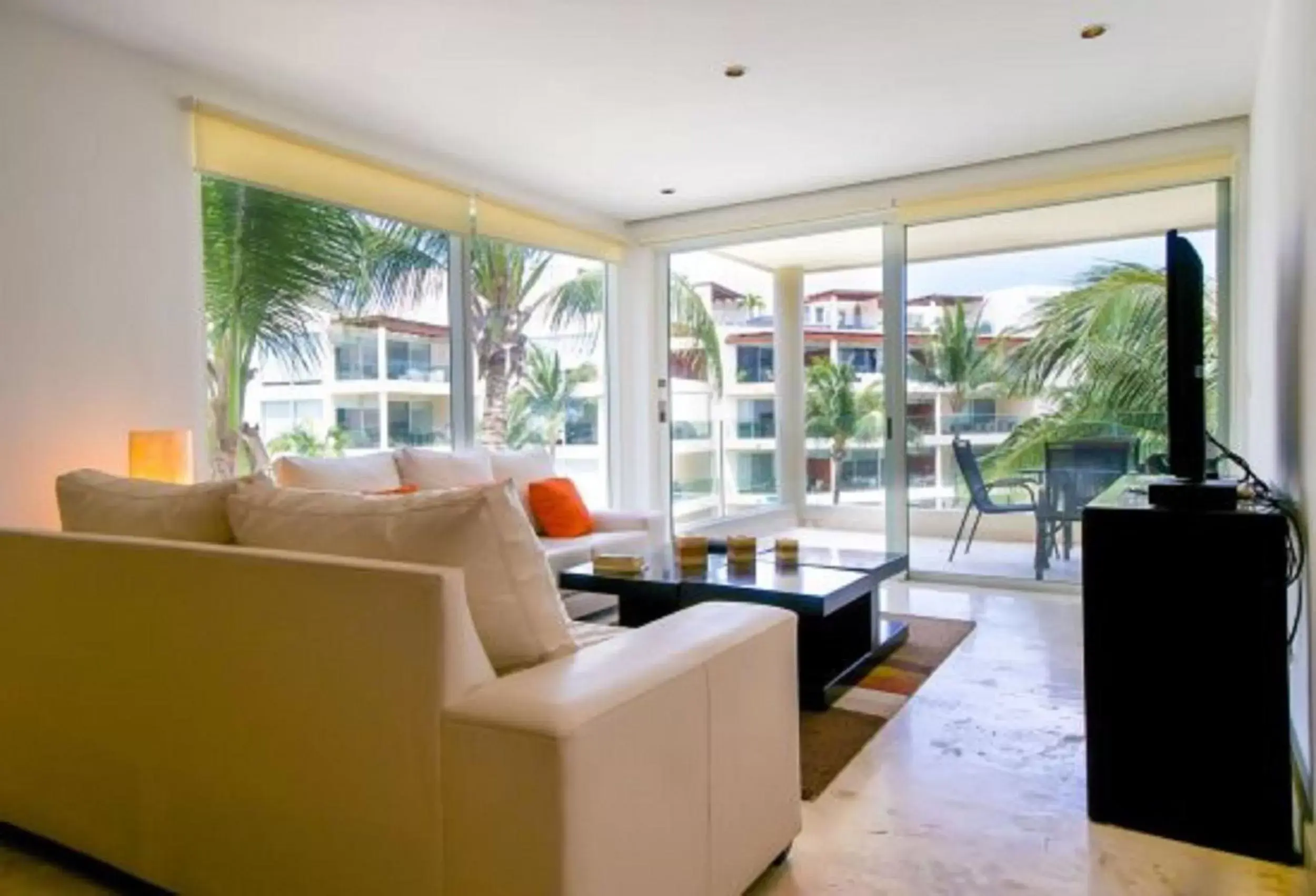 Dining area, Seating Area in The Elements Oceanfront & Beachside Condo Hotel