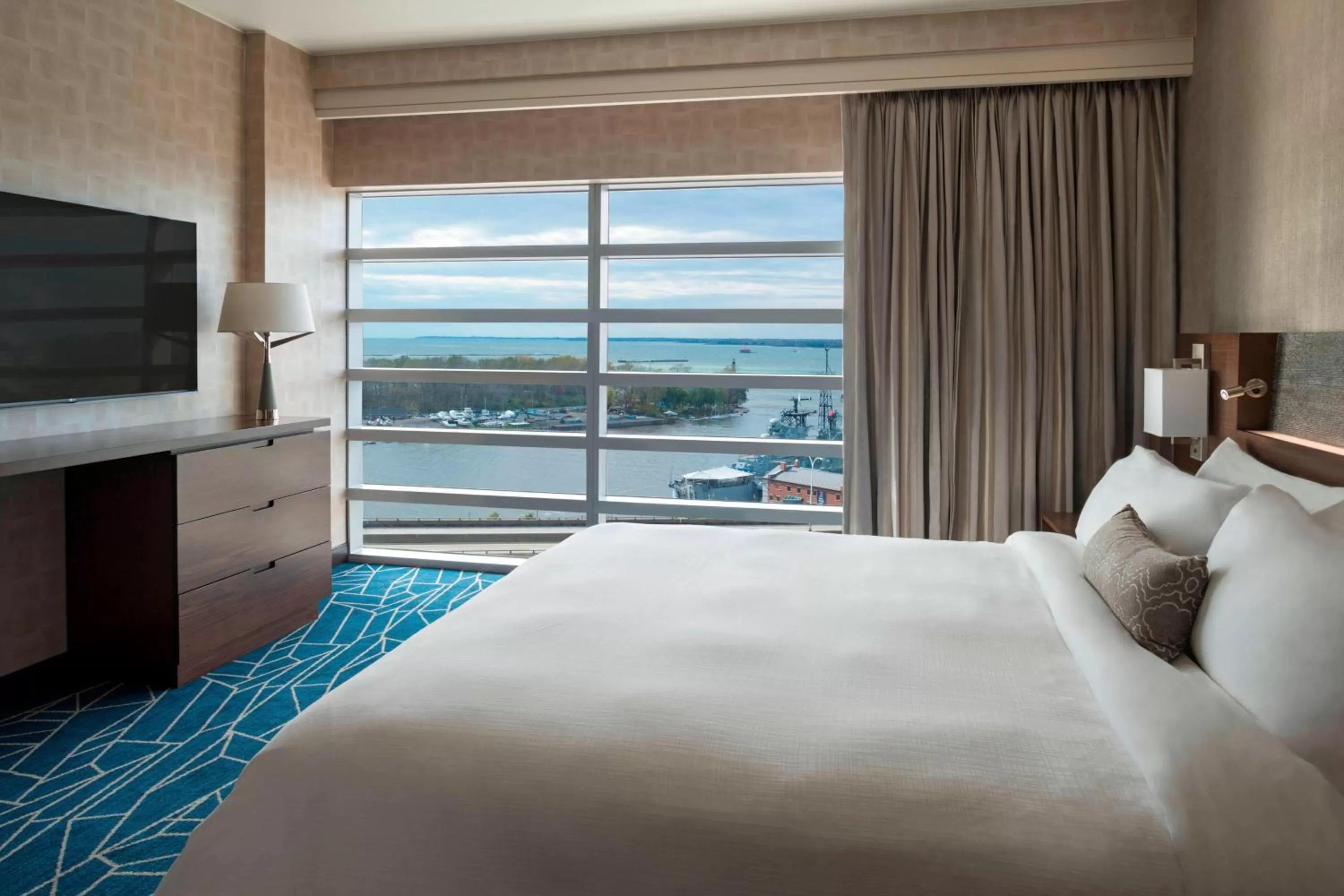 Photo of the whole room, Bed in Buffalo Marriott at LECOM HARBORCENTER