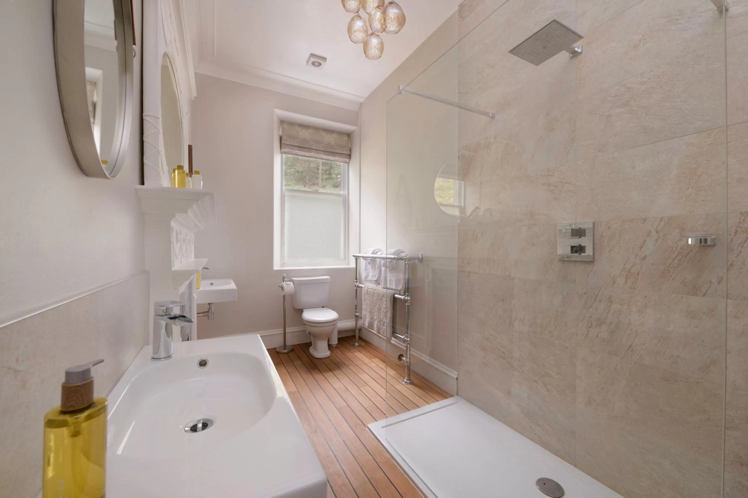 Bathroom in Lys-Na-Greyne Country House