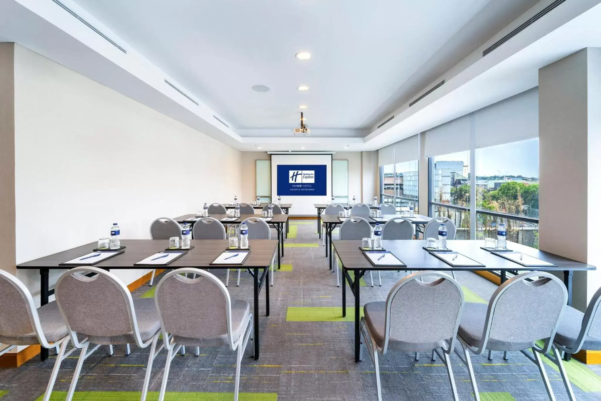 Meeting/conference room in Holiday Inn Express Jakarta Matraman, an IHG Hotel