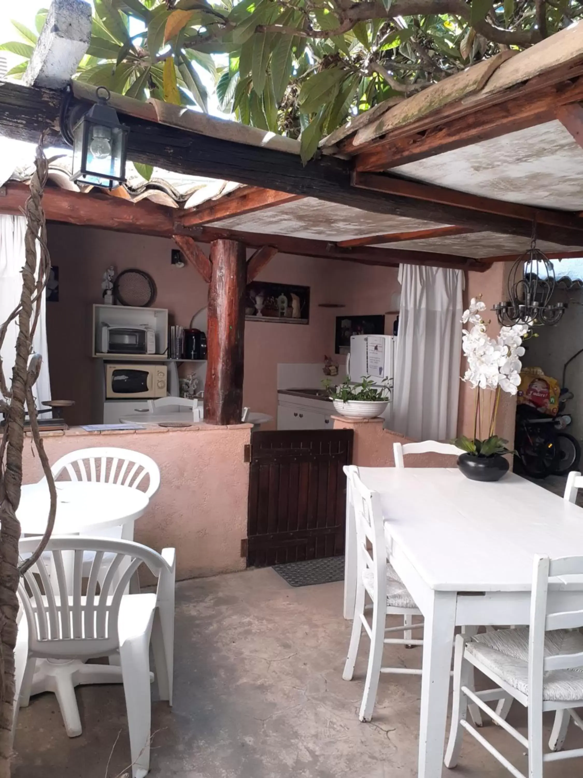 kitchen, Lounge/Bar in La Sapiniére -chambres climatisées