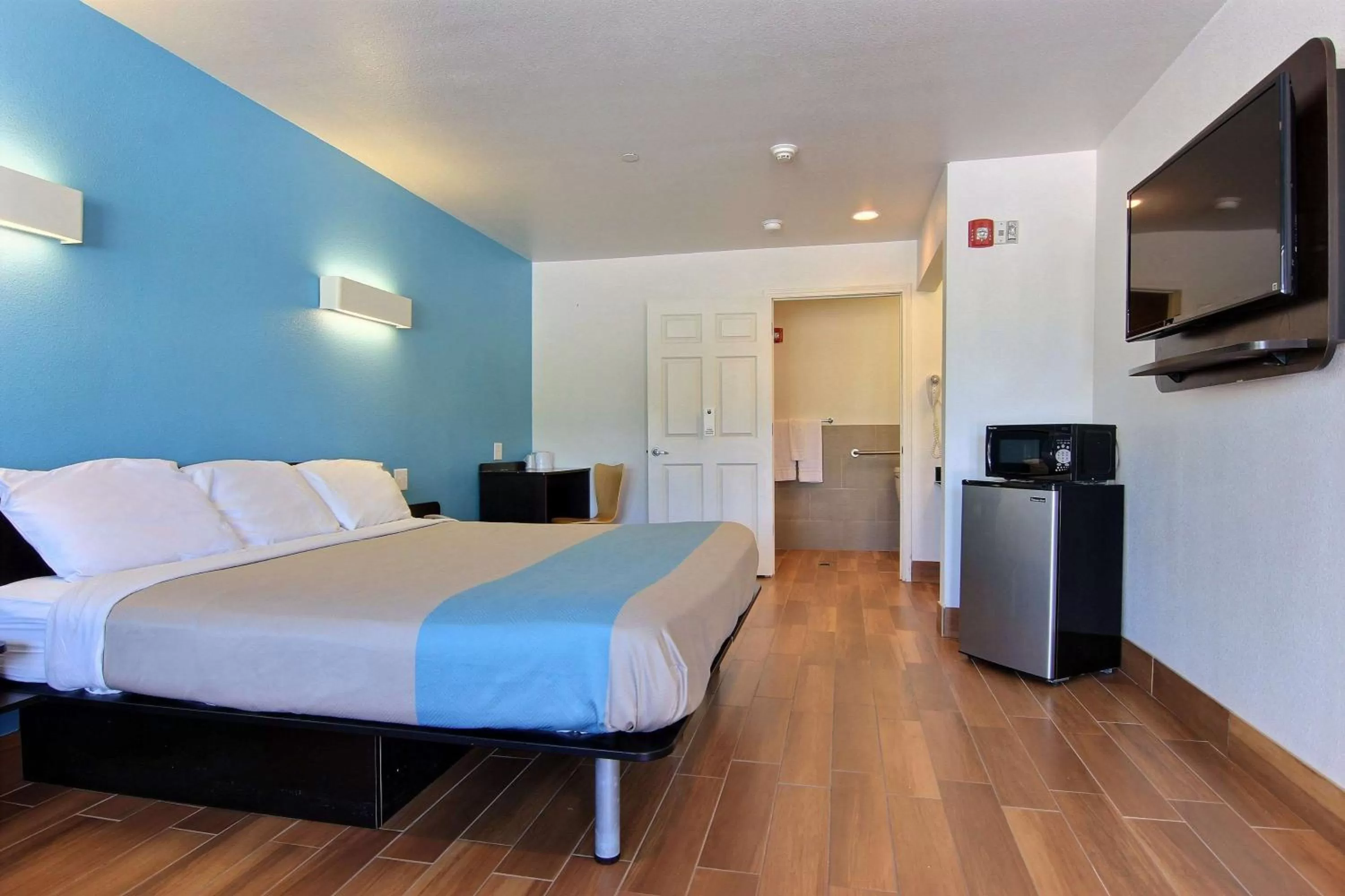 Photo of the whole room, Bed in Motel 6-Rockport, TX