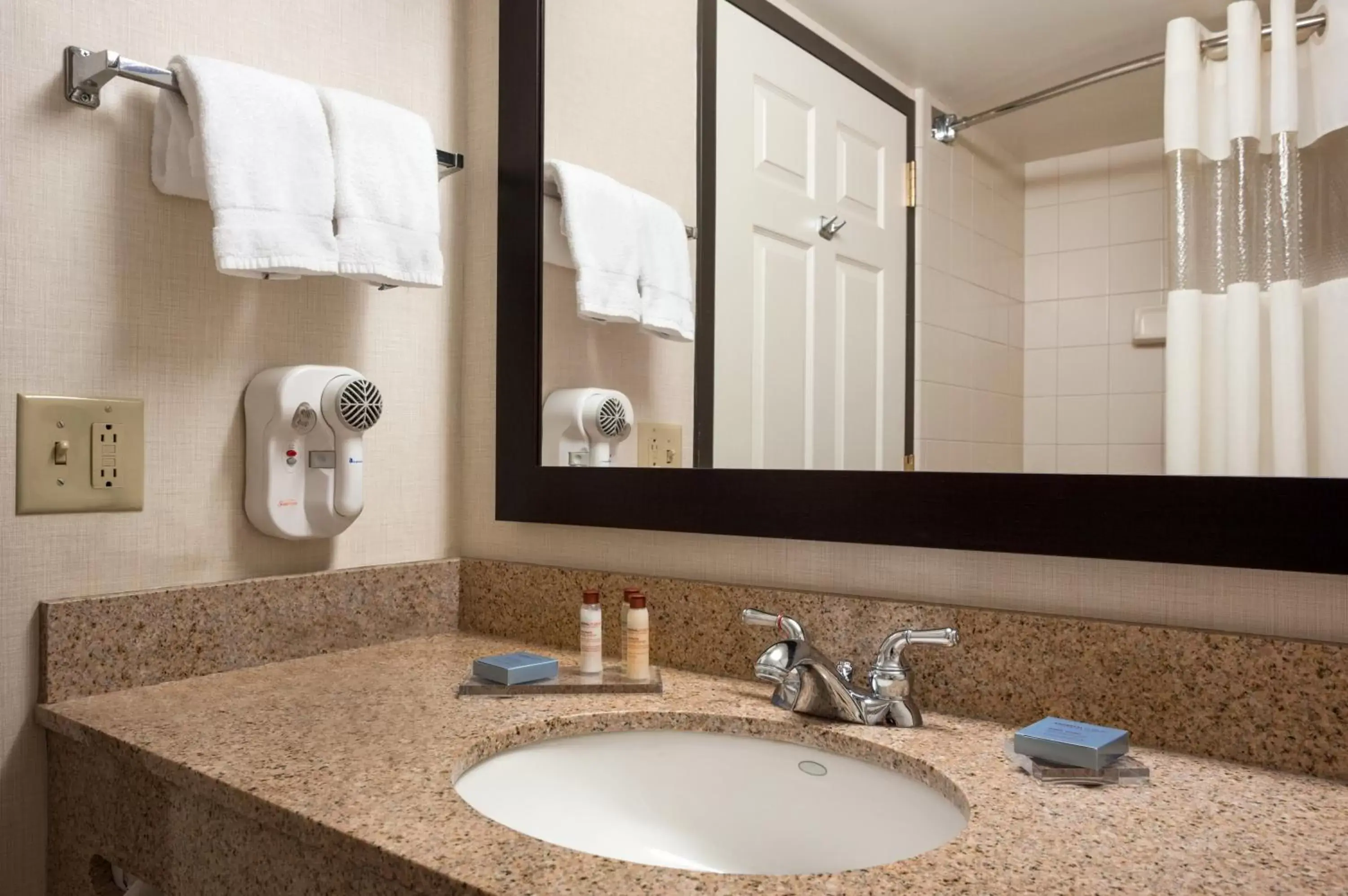 Bathroom in Wingate by Wyndham Sylvania-Toledo