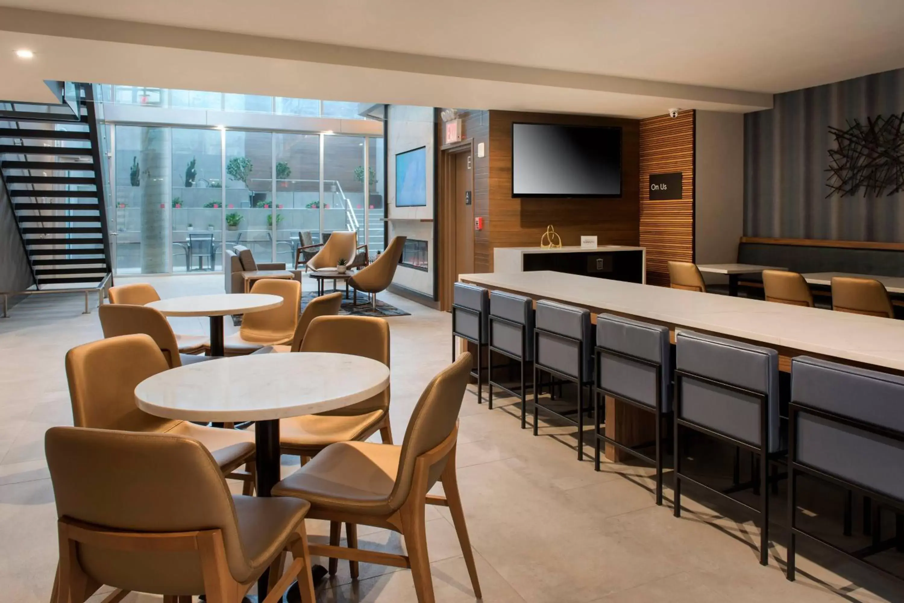 Breakfast, Lounge/Bar in TownePlace Suites by Marriott New York Long Island City