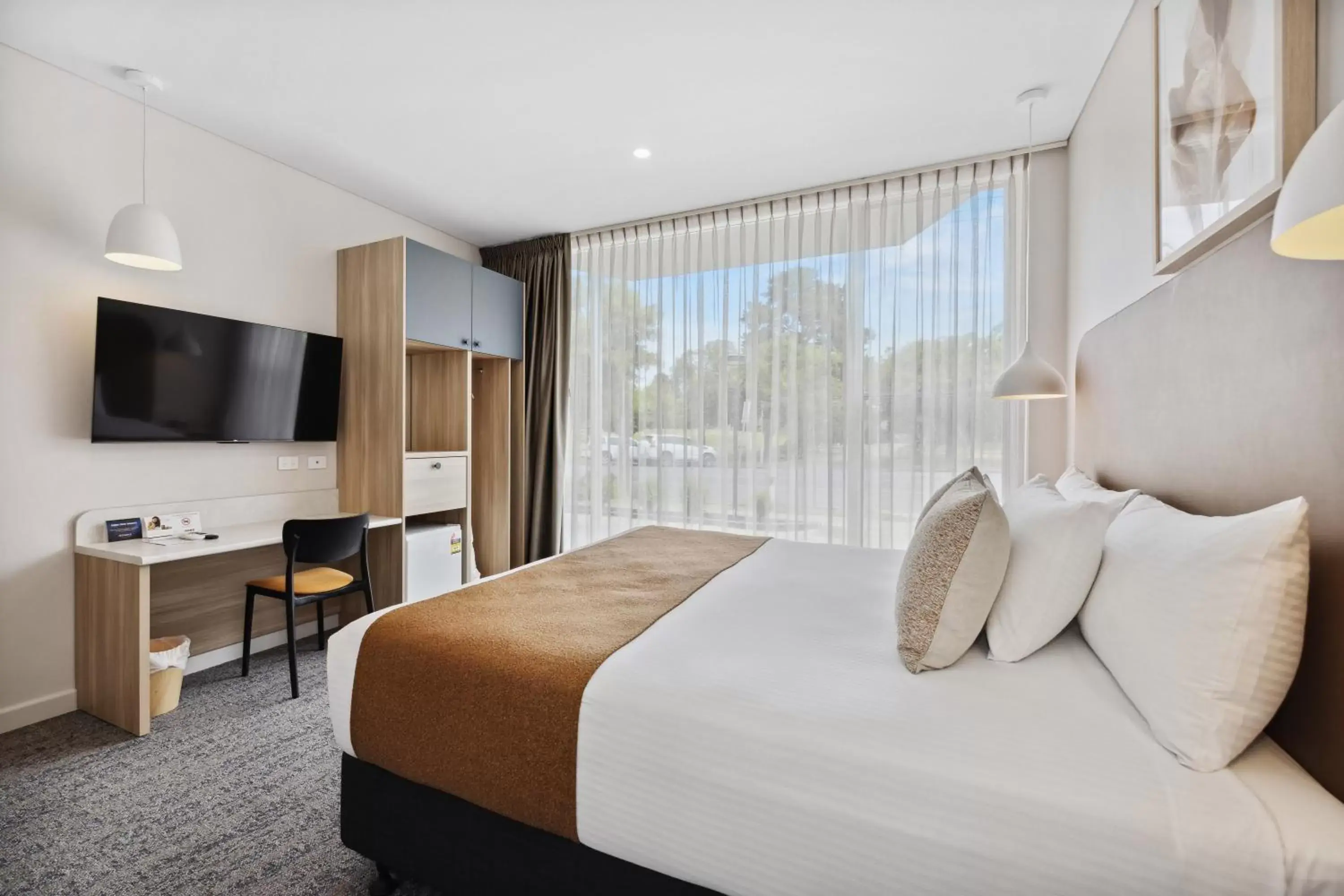 Bed in Comfort Inn Regal Park, North Adelaide
