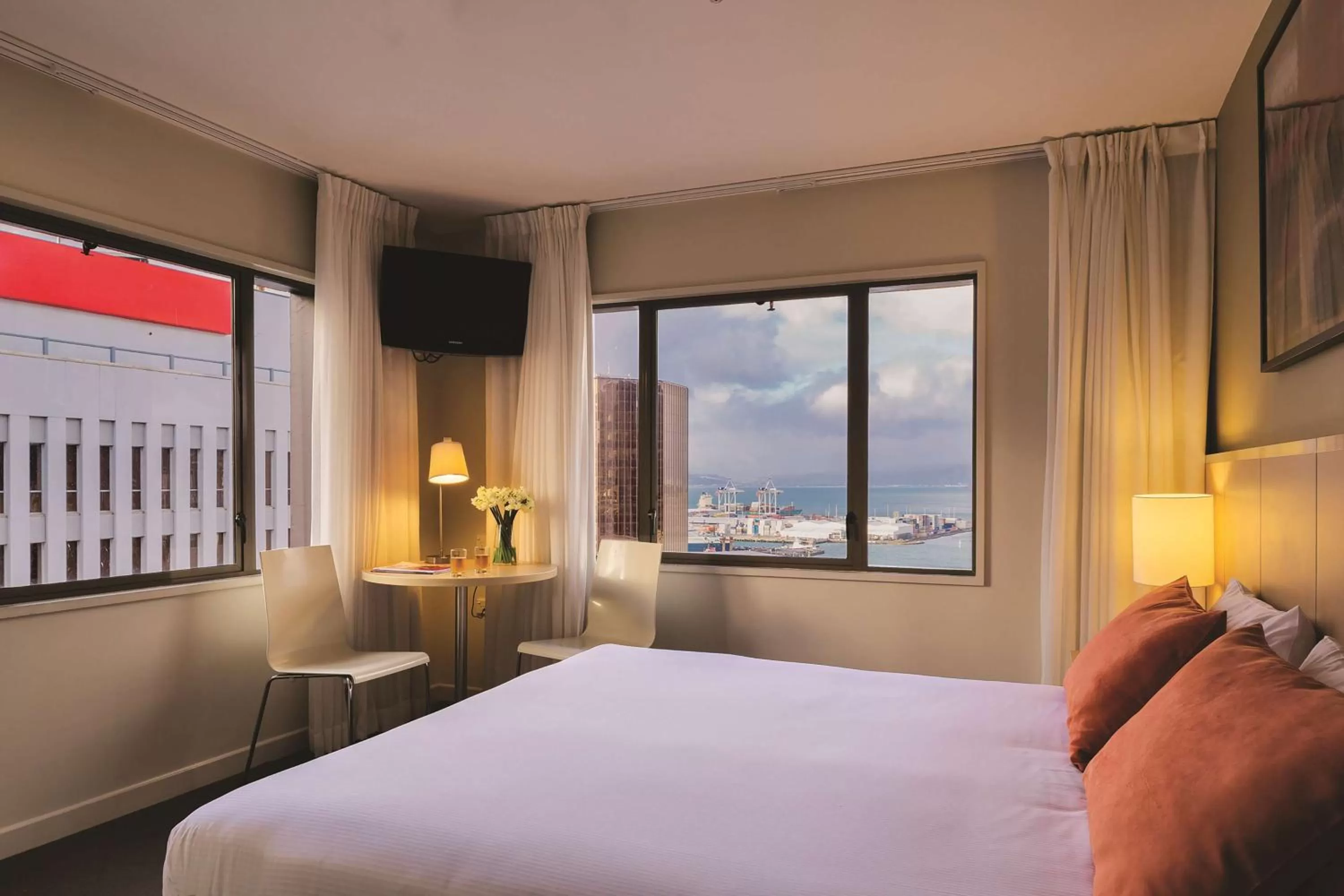 View (from property/room), Bed in Travelodge Hotel Wellington