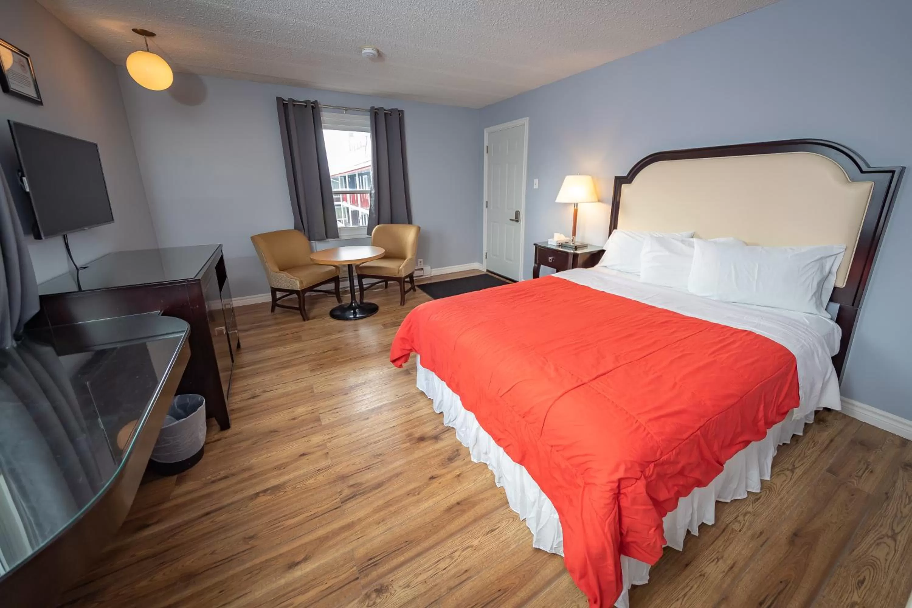 Photo of the whole room, Bed in Choice Inn by the falls