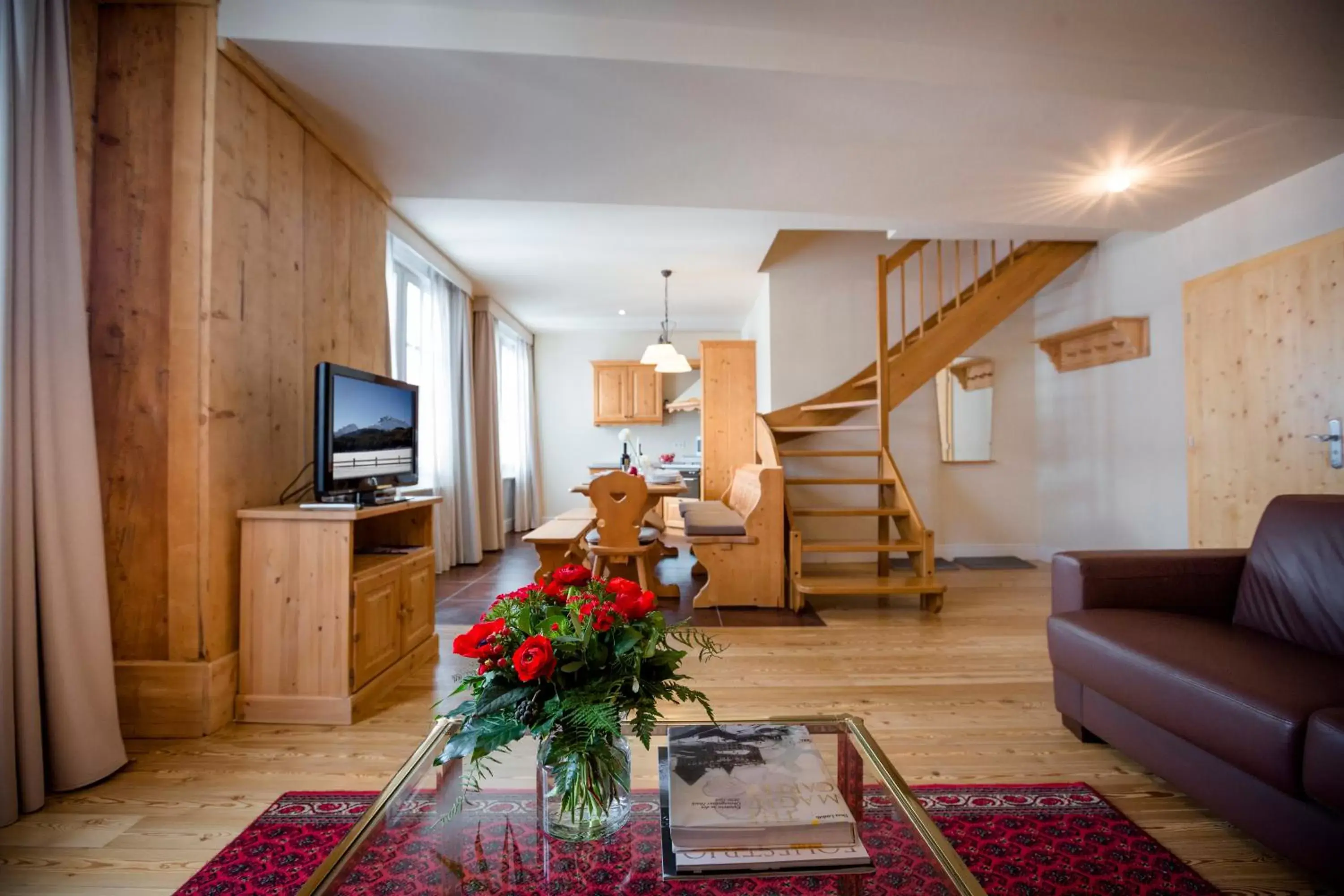 Kitchen or kitchenette, Seating Area in Hotel Bernina 1865